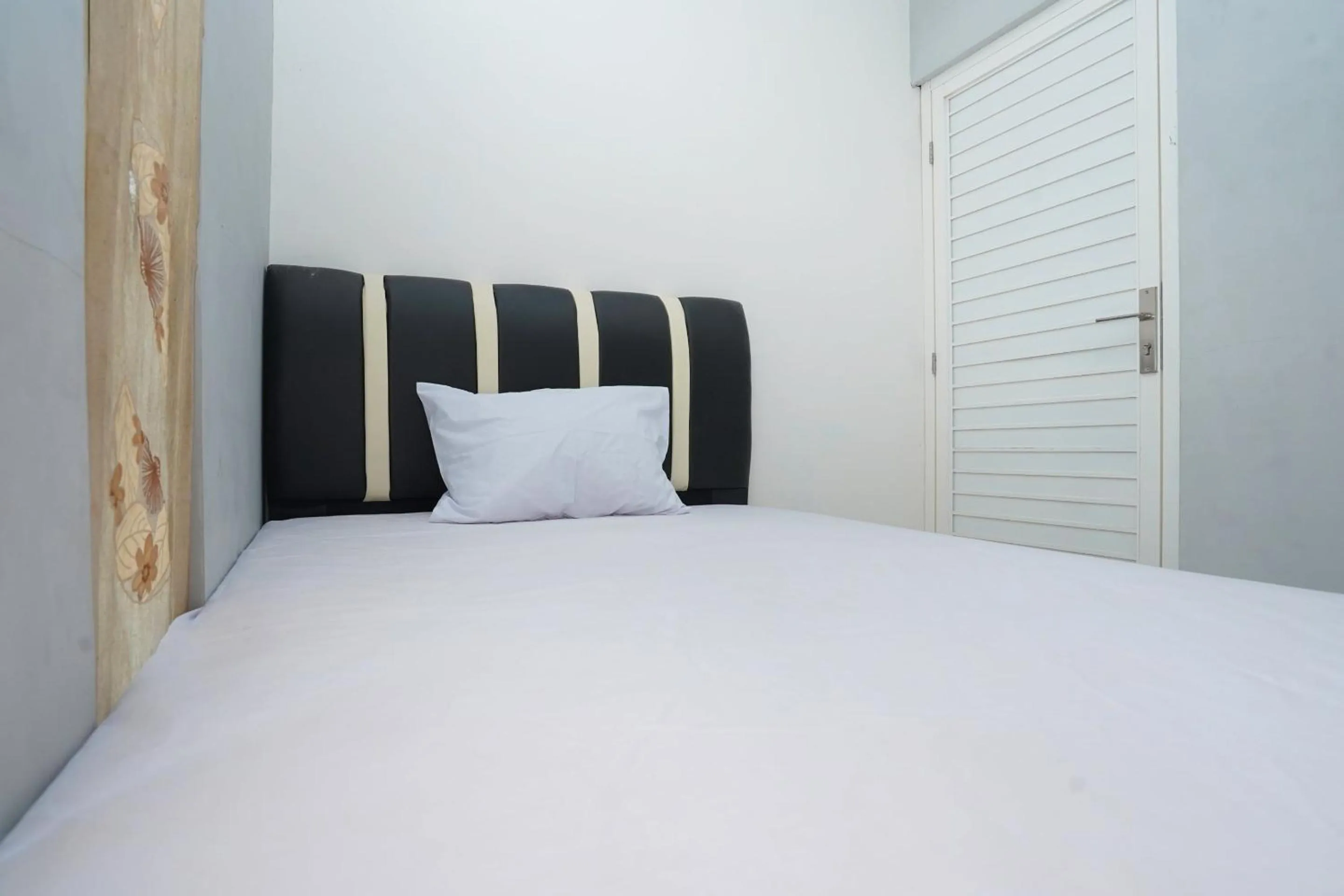 Bedroom, Bed in OYO Life 2498 Kost Putri Purimas 23