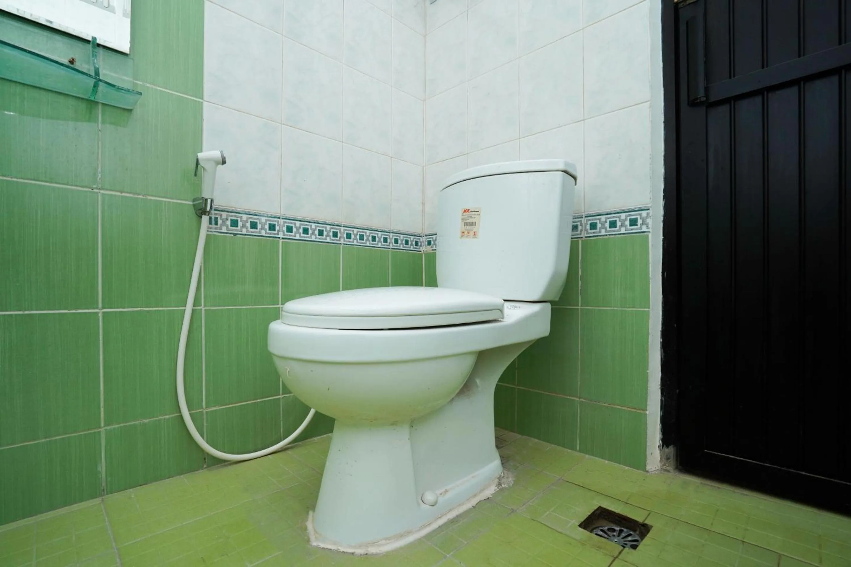 Bathroom in OYO Life 2498 Kost Putri Purimas 23