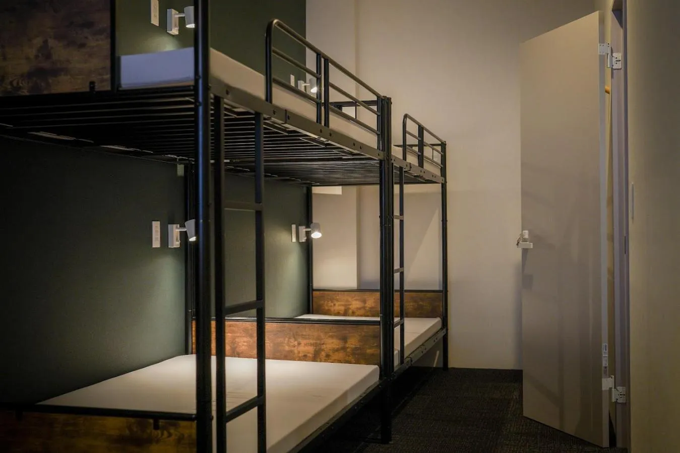 Bed in 商店街で暮らすように泊まる-アラシマホステル-