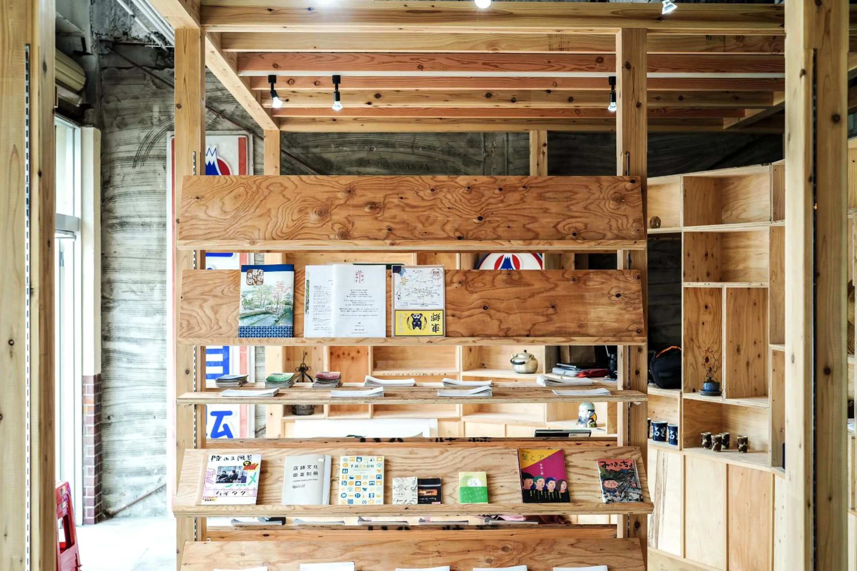 Communal lounge/ TV room in 商店街で暮らすように泊まる-アラシマホステル-