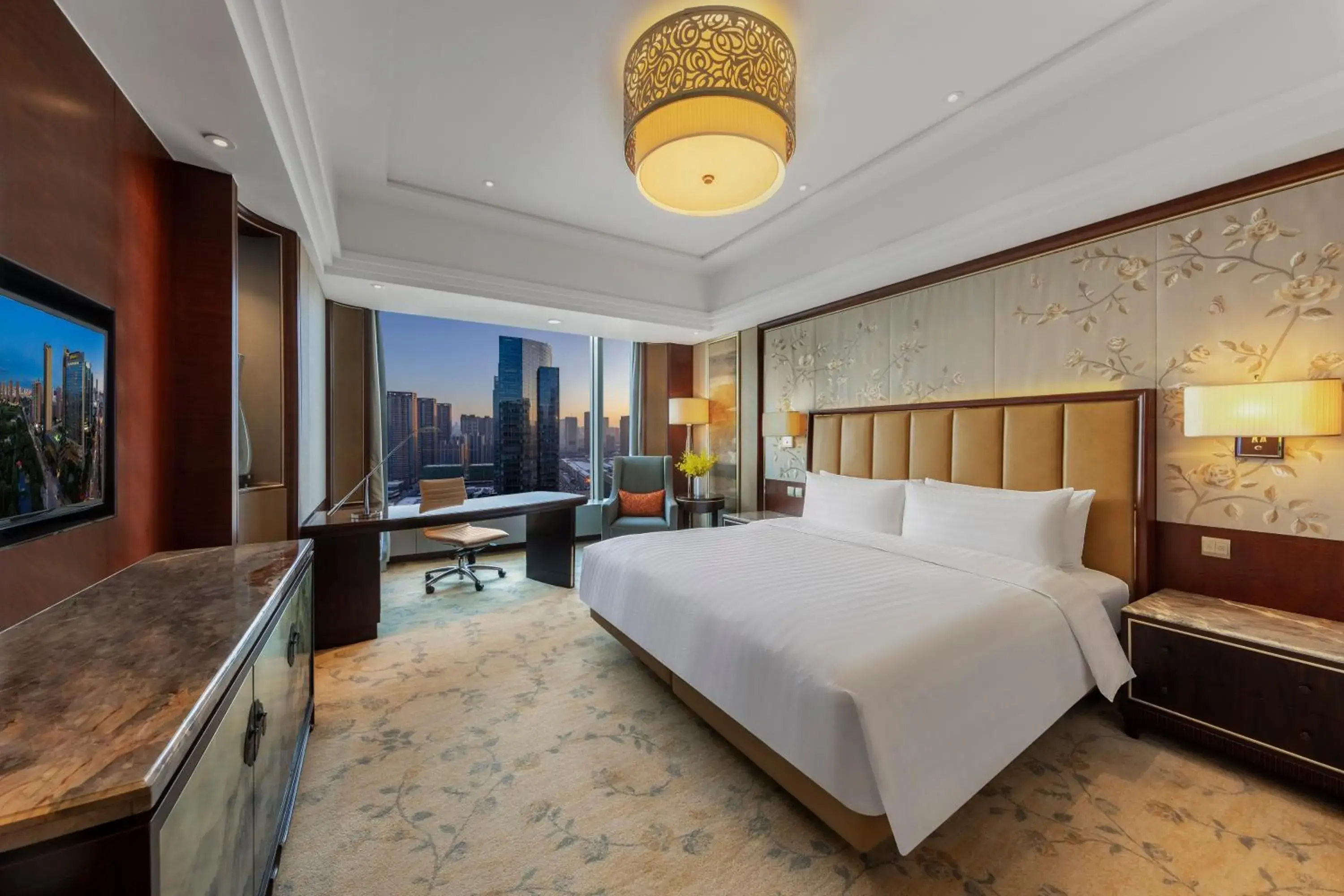 Deluxe King Room with City View in Shangri-La Shenyang Deluxe King Room with City View in Shangri-La Shenyang
