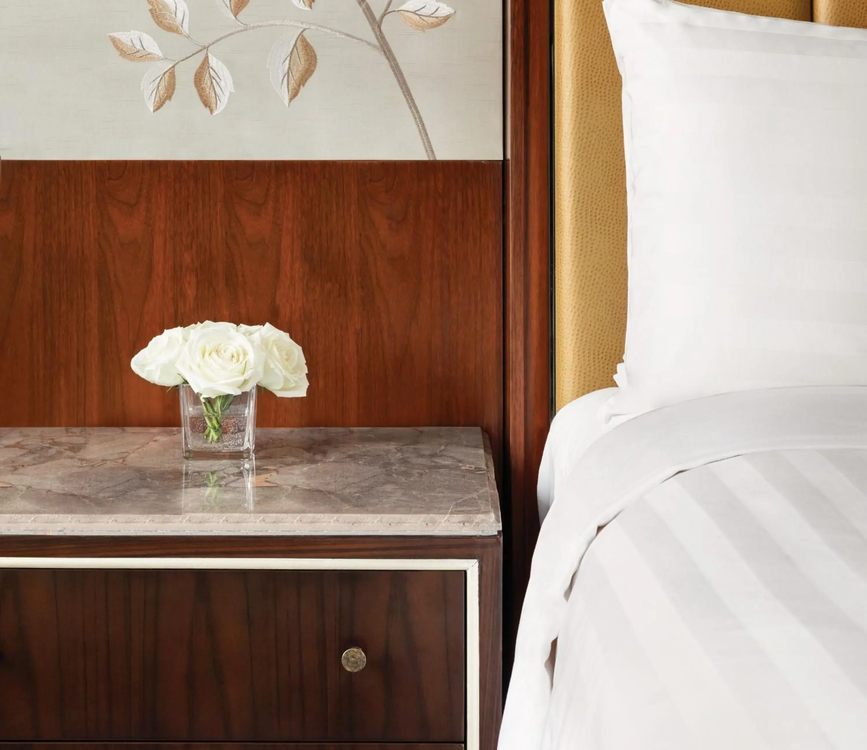 Deluxe King Room with Lake View in Shangri-La Shenyang Deluxe King Room with Lake View in Shangri-La Shenyang