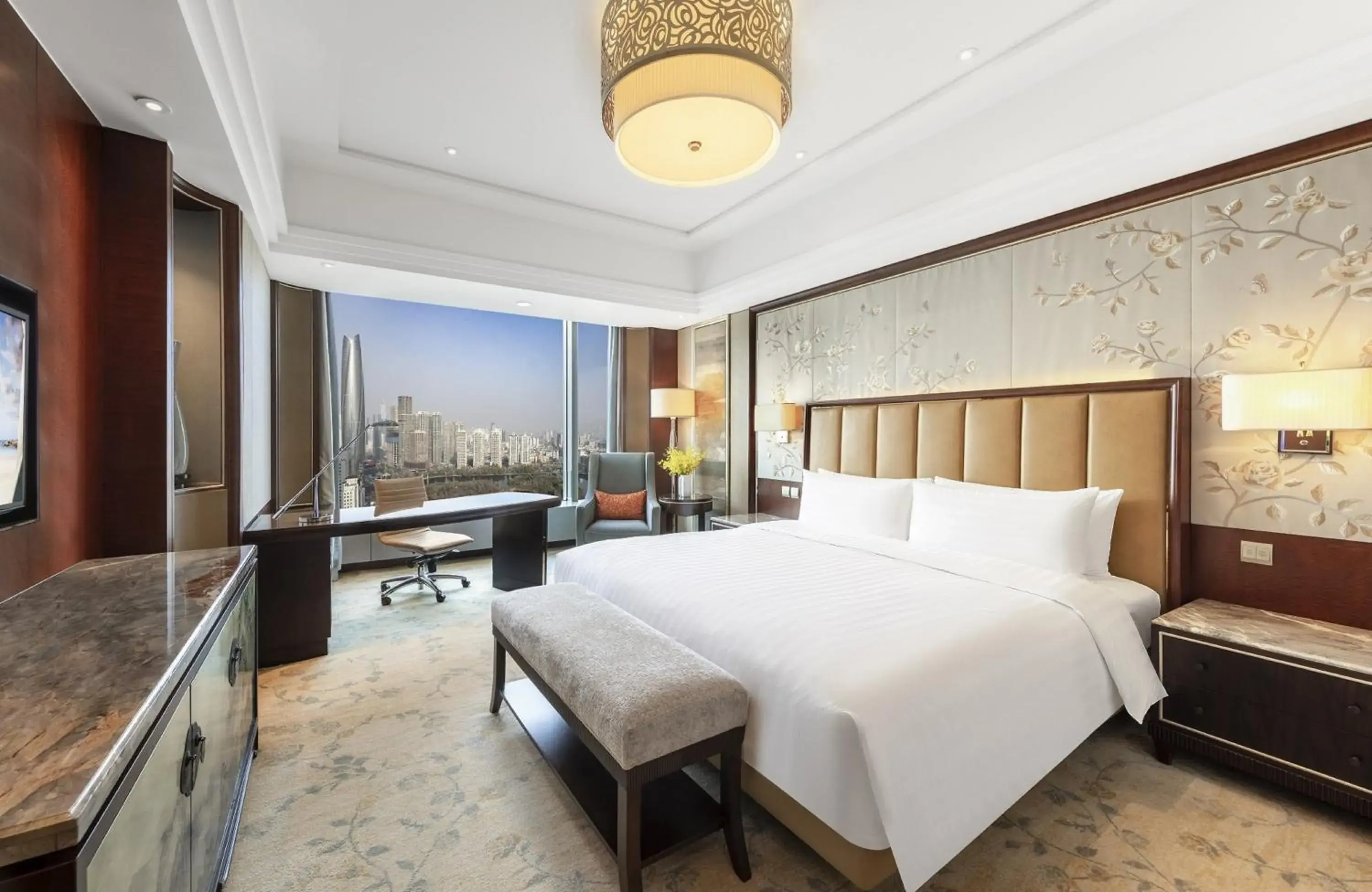 Horizon Deluxe King Room with Lake View and Lounge Access - single occupancy in Shangri-La Shenyang Horizon Deluxe King Room with Lake View and Lounge Access - single occupancy in Shangri-La Shenyang