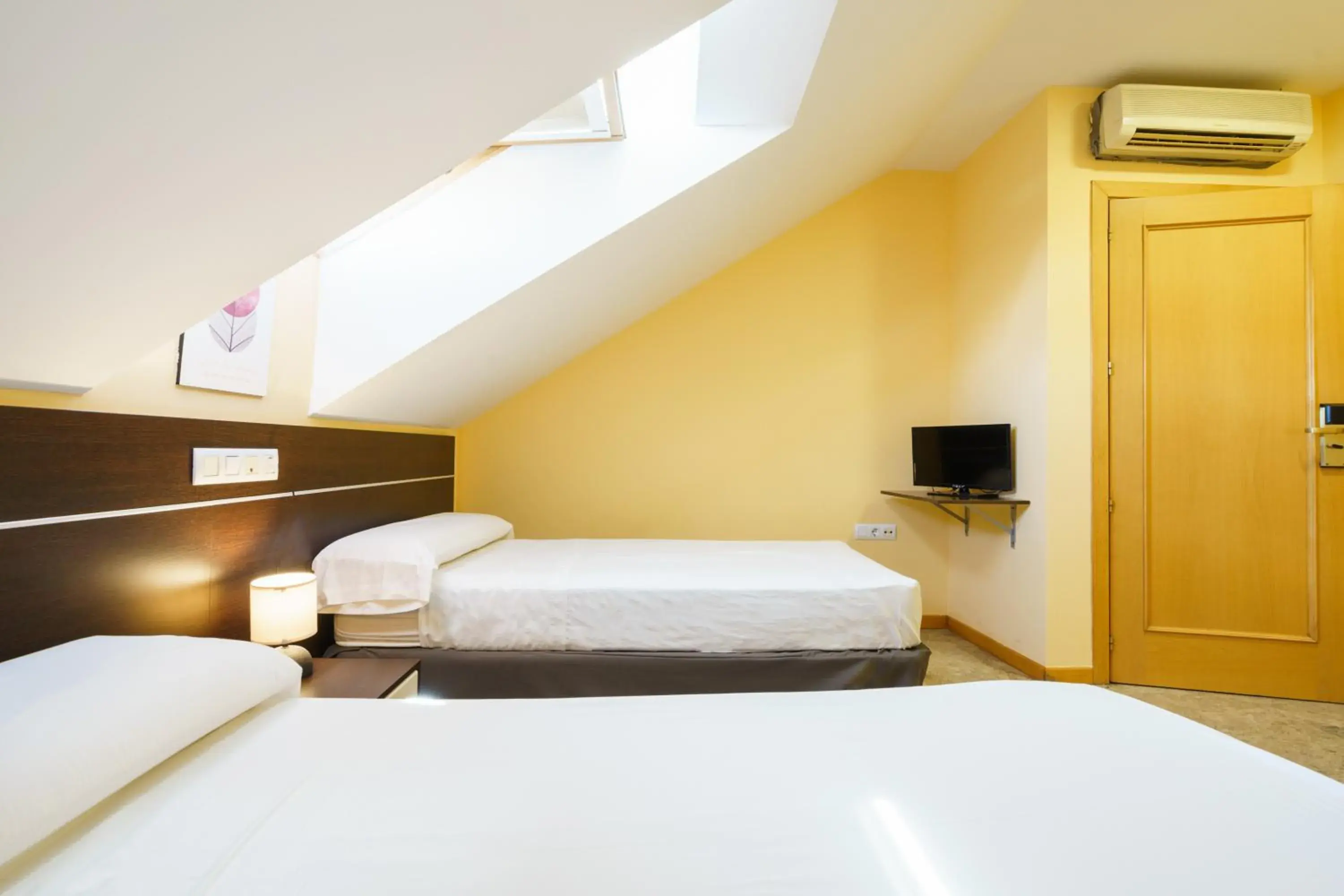 Twin Room with Extra Bed in Hostal Frasca by Vivere Stays Twin Room with Extra Bed in Hostal Frasca by Vivere Stays