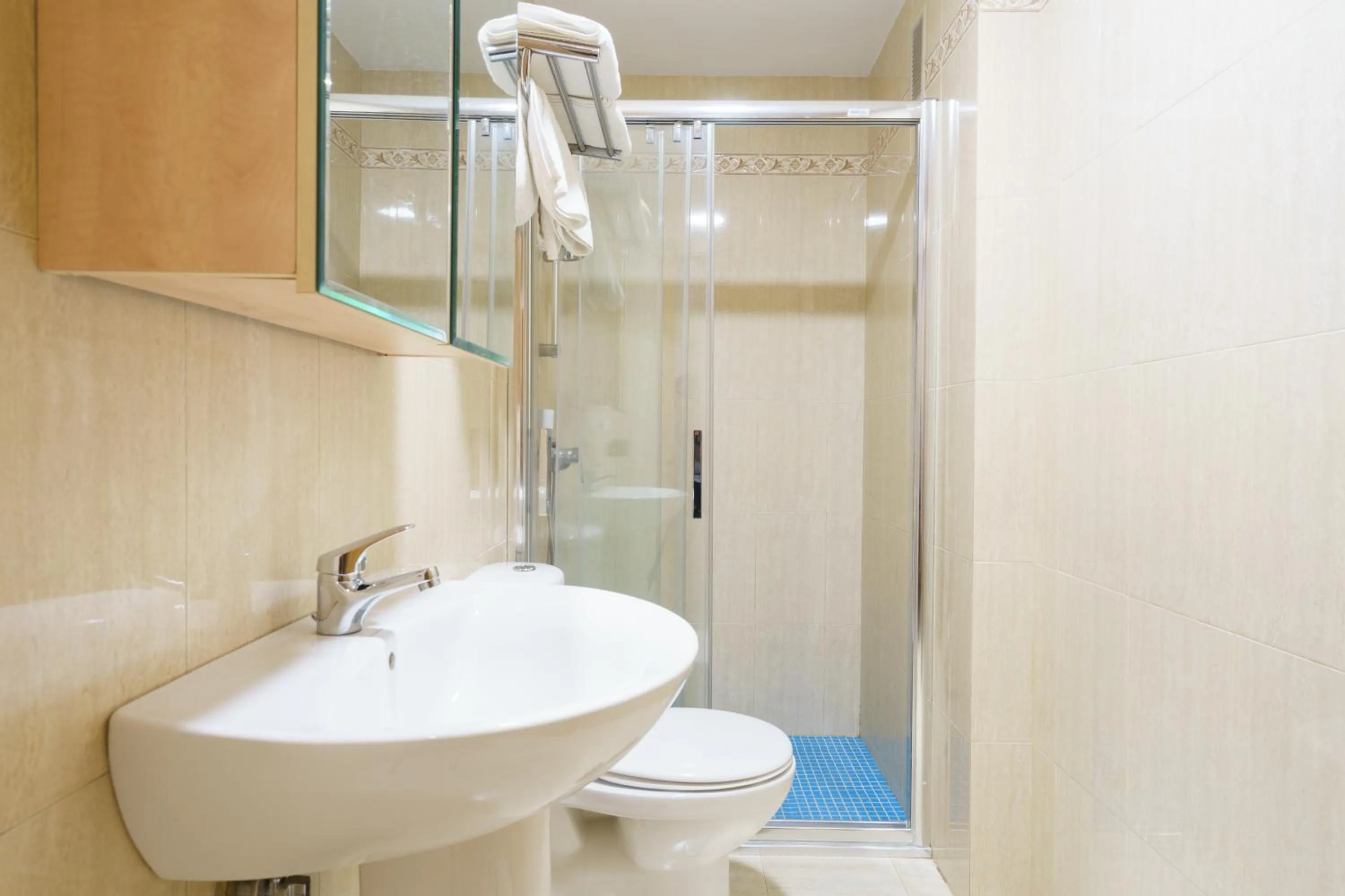 Toilet in Hostal Frasca by Vivere Stays