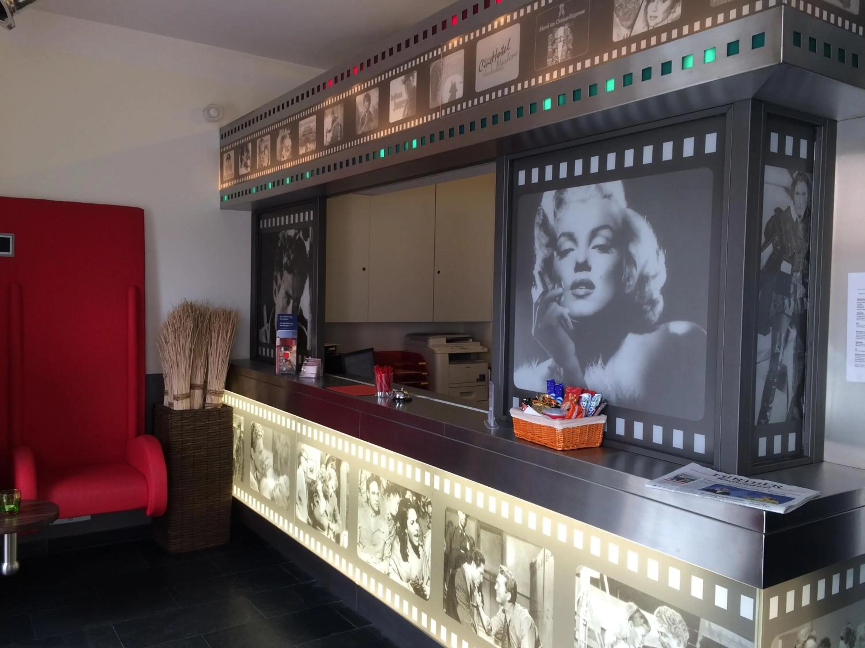 Lobby or reception in CineHotel Maroni