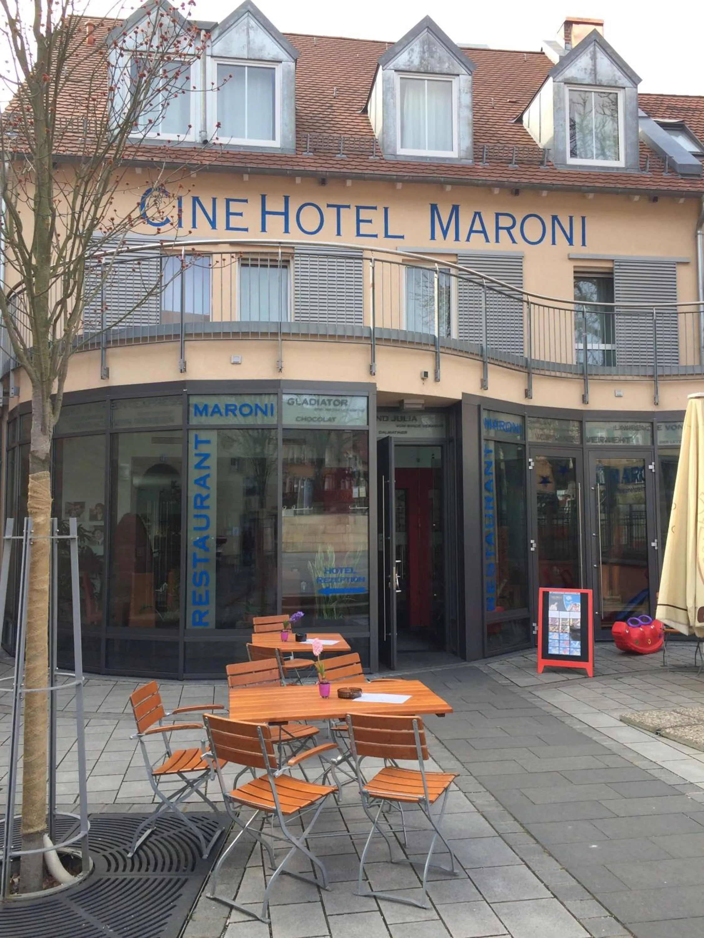 Facade/entrance in CineHotel Maroni