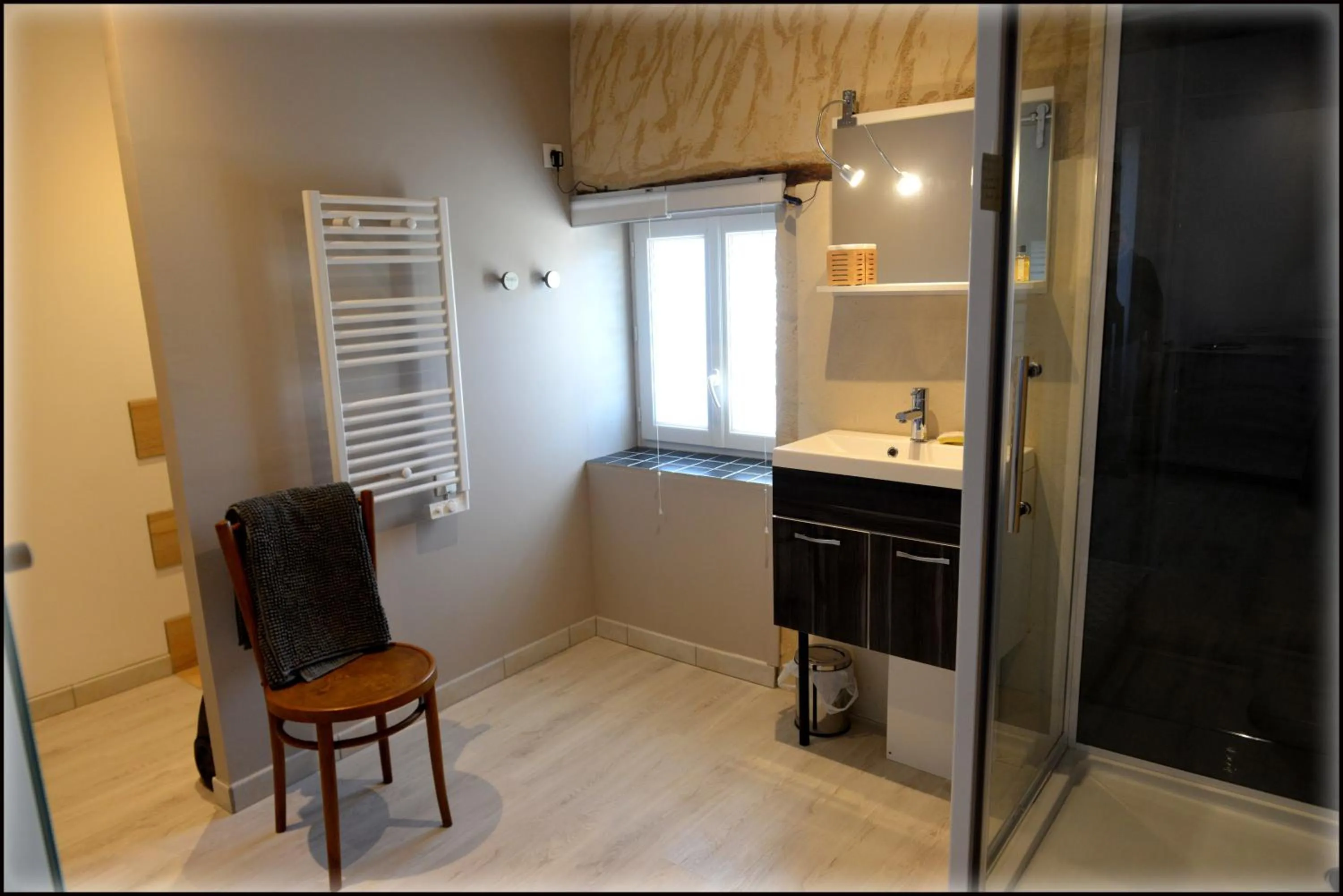 Bathroom in Jardin d'arcy - chambres d'hôtes avec piscine et SPA