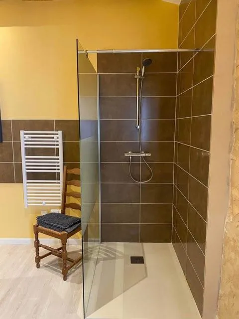 Bathroom in Jardin d'arcy - chambres d'hôtes avec piscine et SPA
