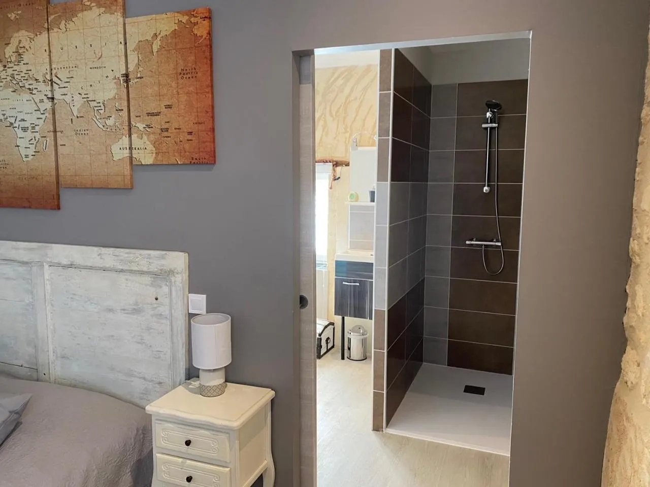 Bathroom in Jardin d'arcy - chambres d'hôtes avec piscine et SPA