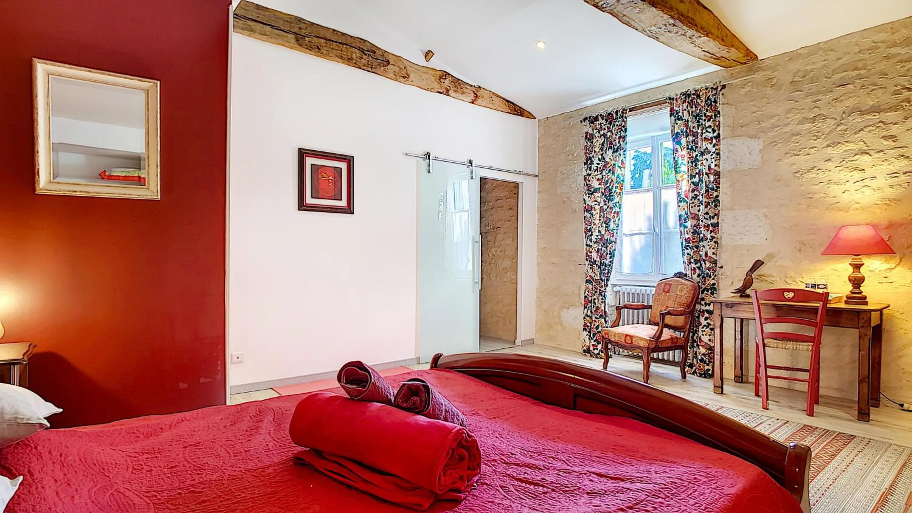 Photo of the whole room, Bed in Jardin d'arcy - chambres d'hôtes avec piscine et SPA