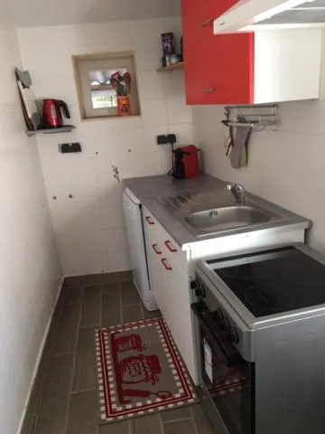 Kitchen or kitchenette in Jardin d'arcy - chambres d'hôtes avec piscine et SPA