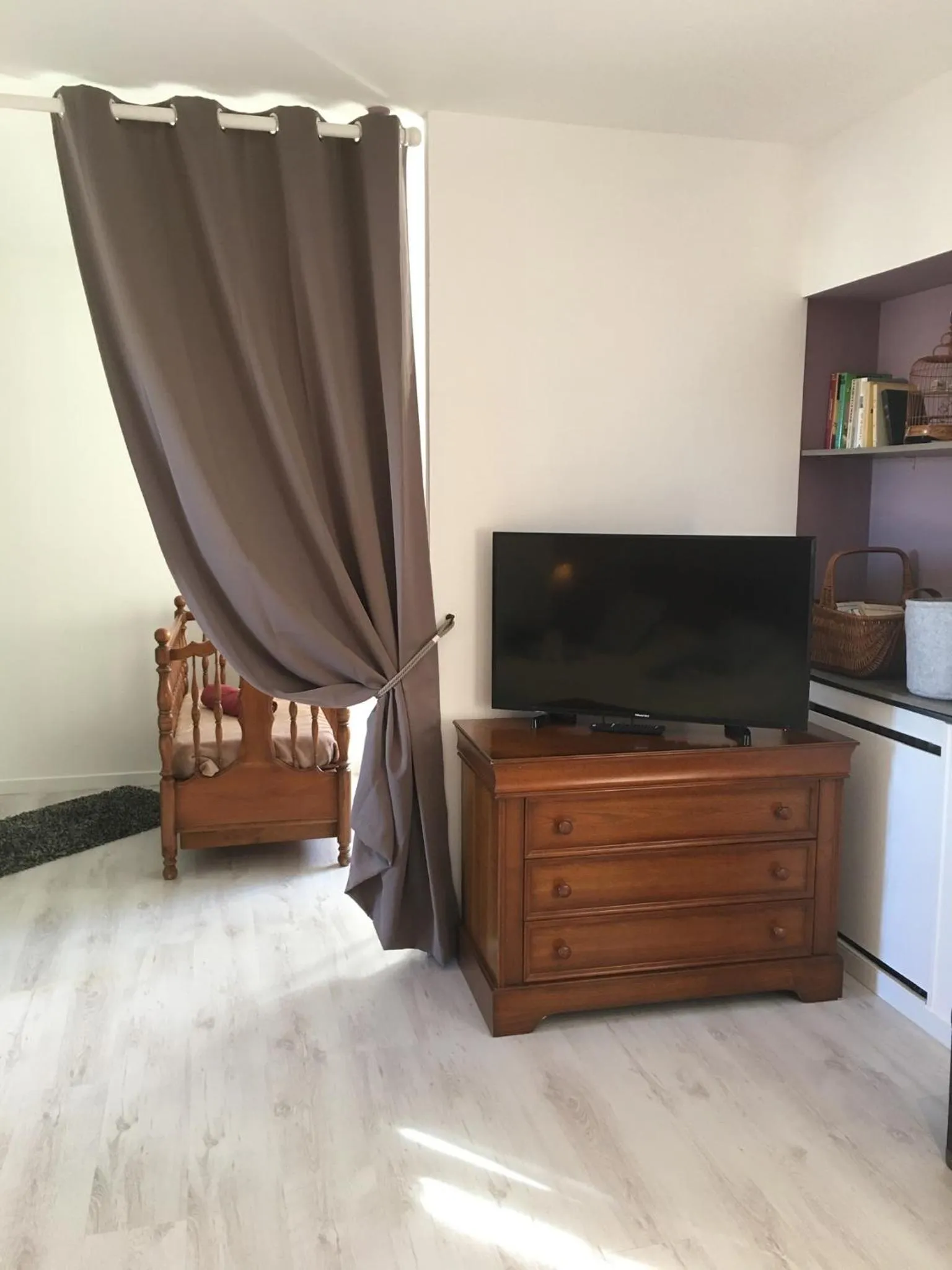 cot in Jardin d'arcy - chambres d'hôtes avec piscine et SPA