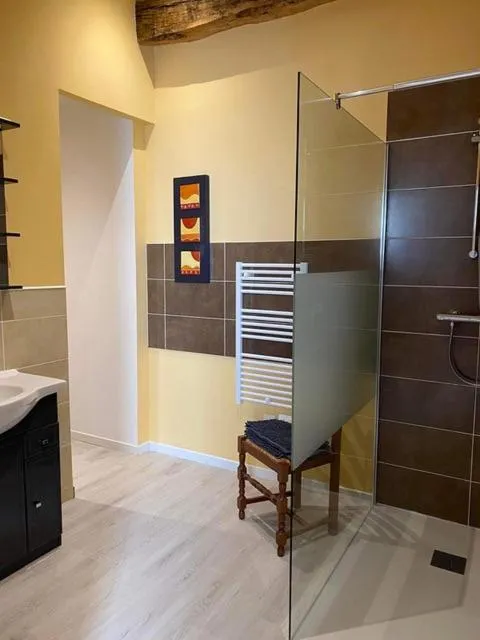 Shower in Jardin d'arcy - chambres d'hôtes avec piscine et SPA