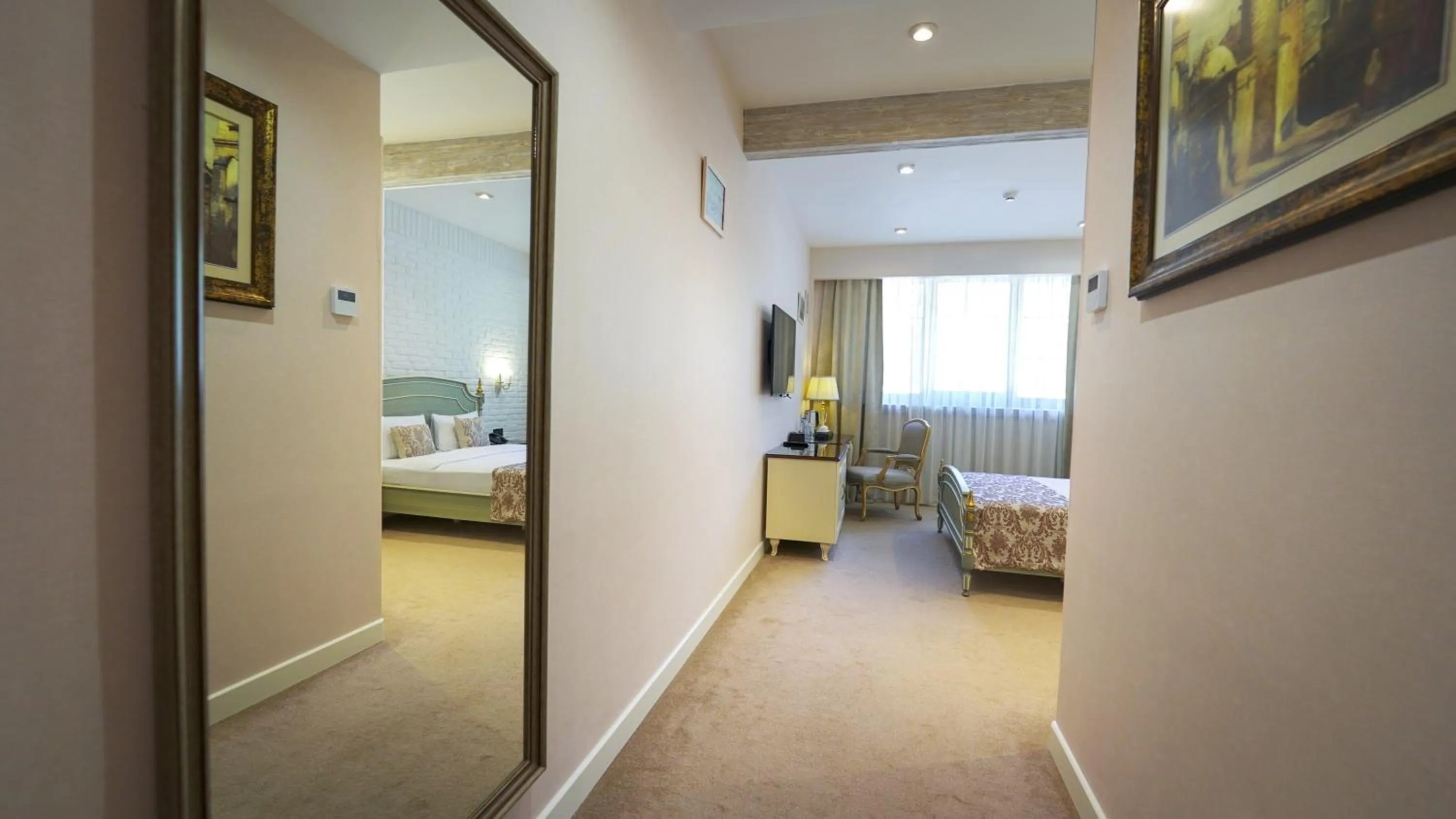 Photo of the whole room, Bed in Sapphire Marine