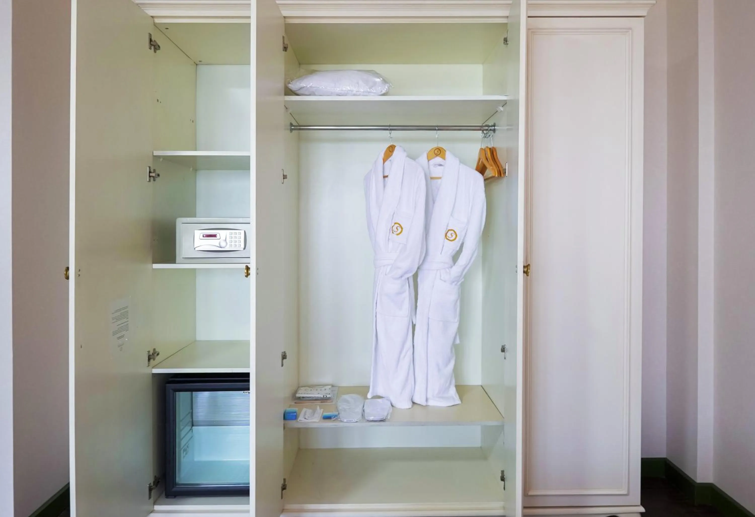 safe in Sapphire Marine