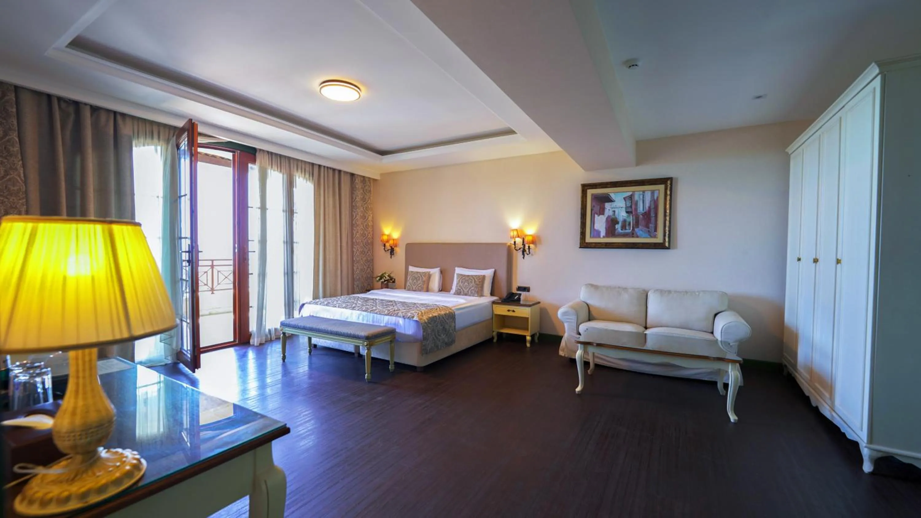 Photo of the whole room, Bed in Sapphire Marine