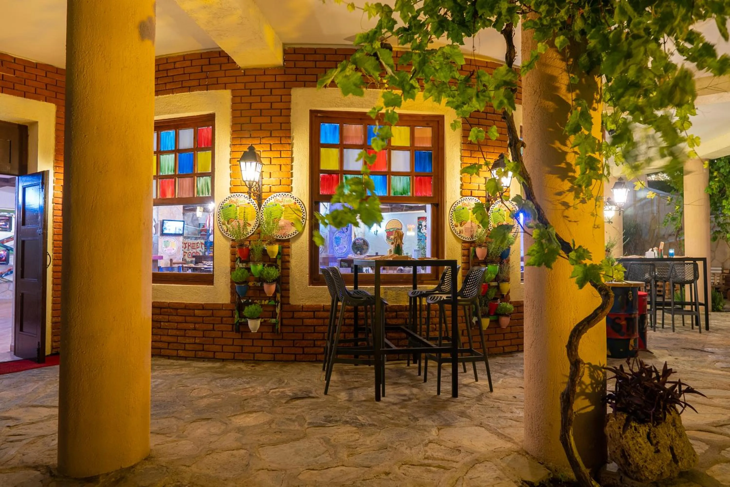 Restaurant/places to eat in AQI Pegasos Resort