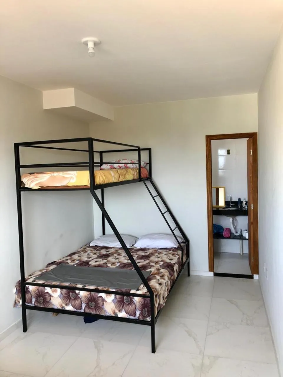 Bathroom, Bed in 330 METROS DO MAR, PRAIA DOS INGLESES, Piske Imóveis