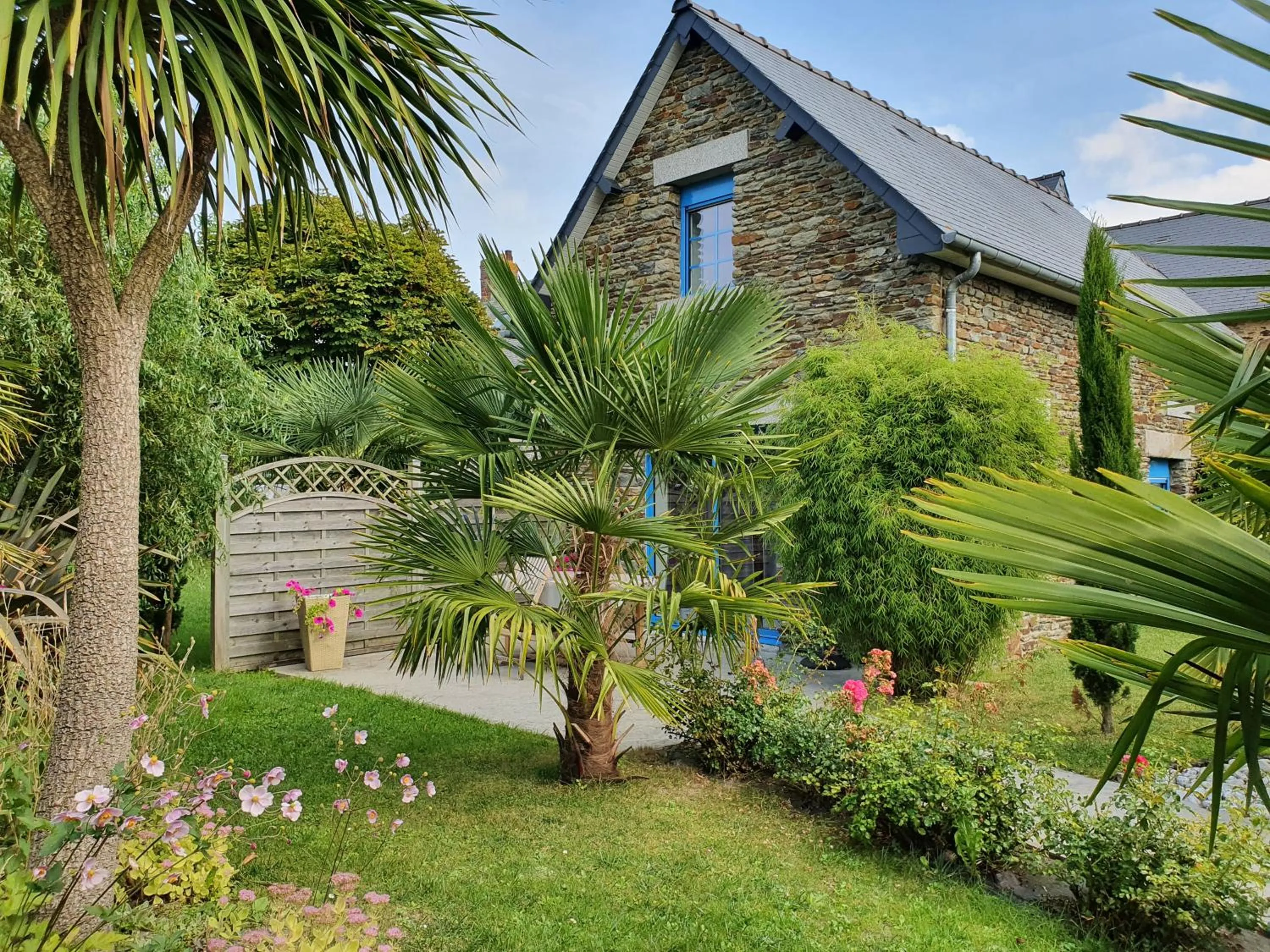 Patio in La Bastide du Moulin - Mont St Michel