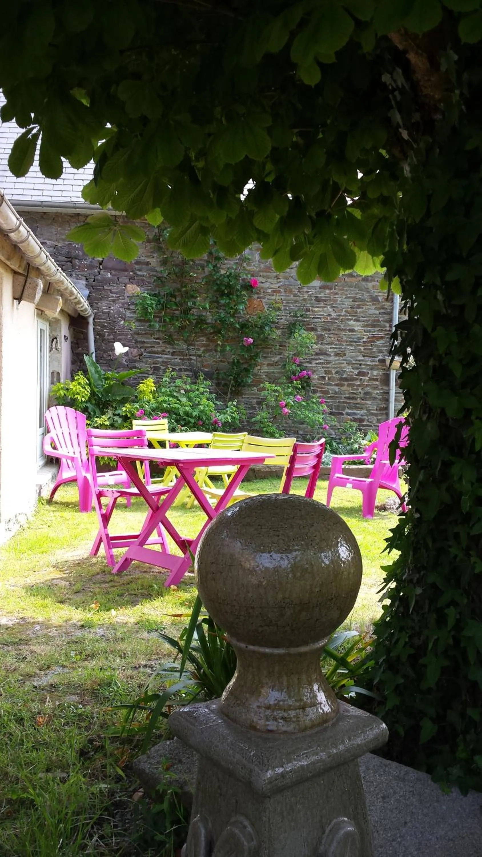 Patio in La Bastide du Moulin - Mont St Michel