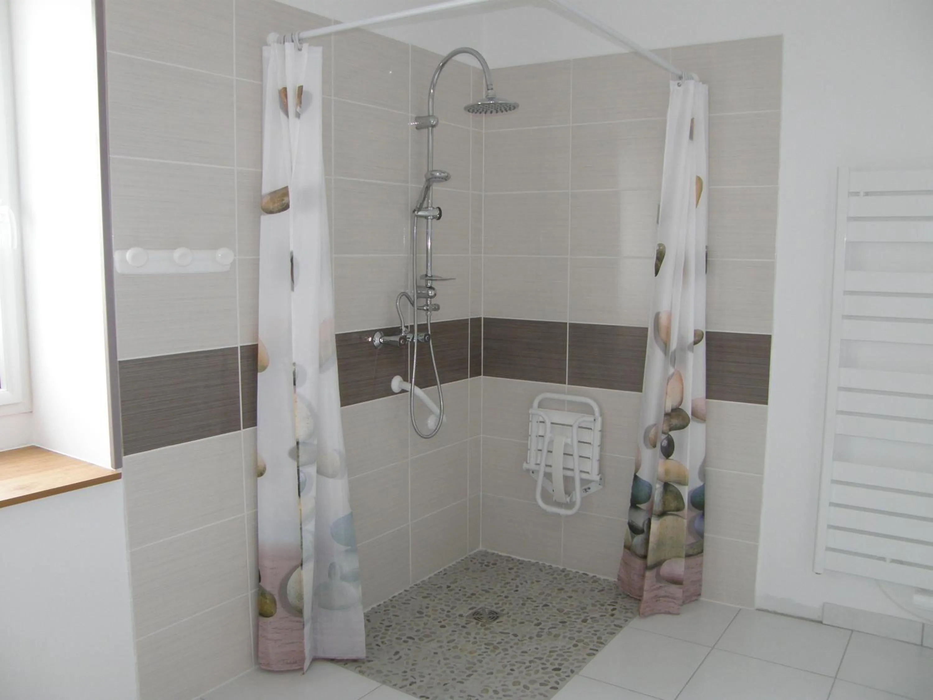 Shower in La Bastide du Moulin - Mont St Michel