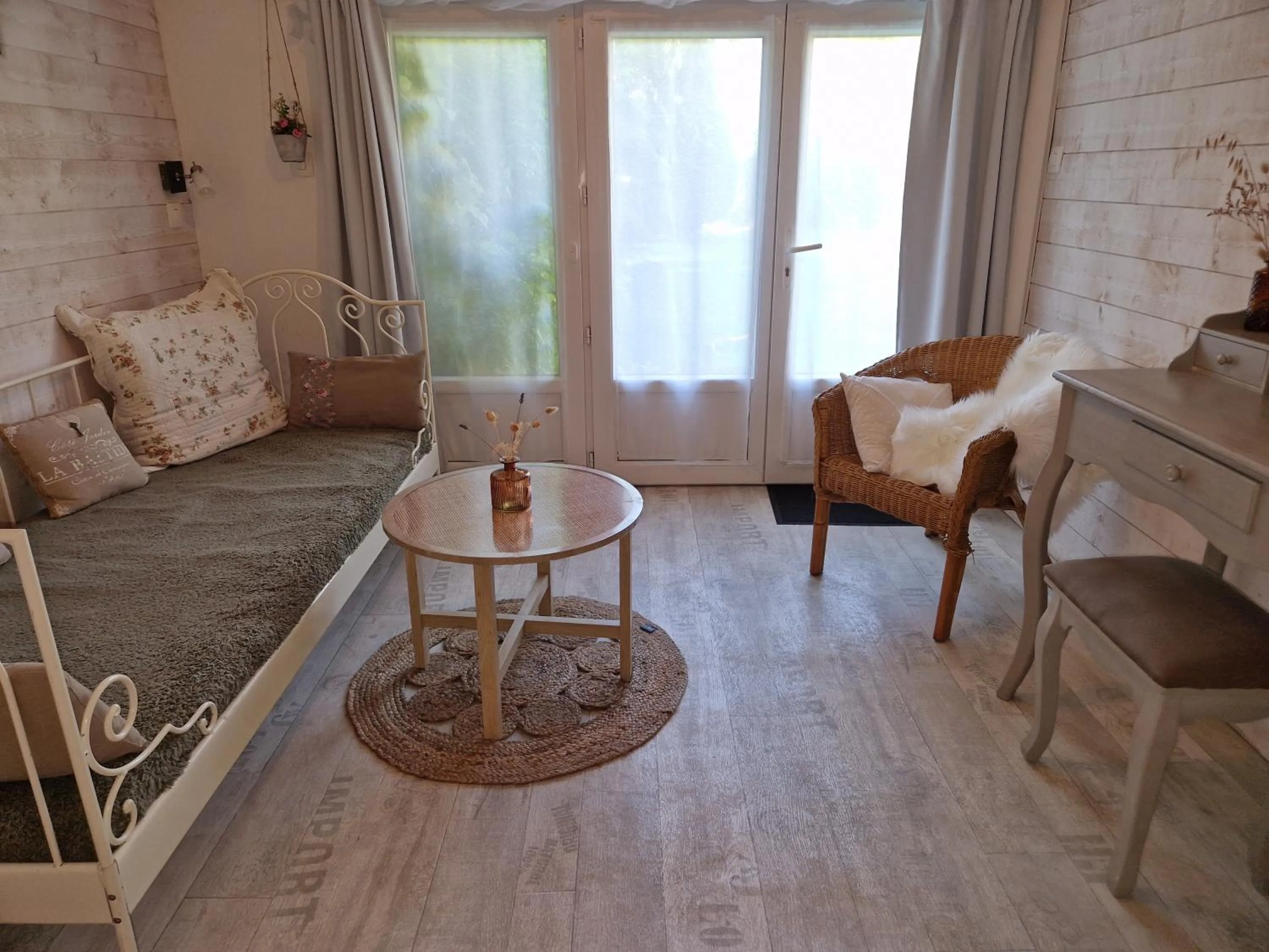 Living room in La Bastide du Moulin - Mont St Michel