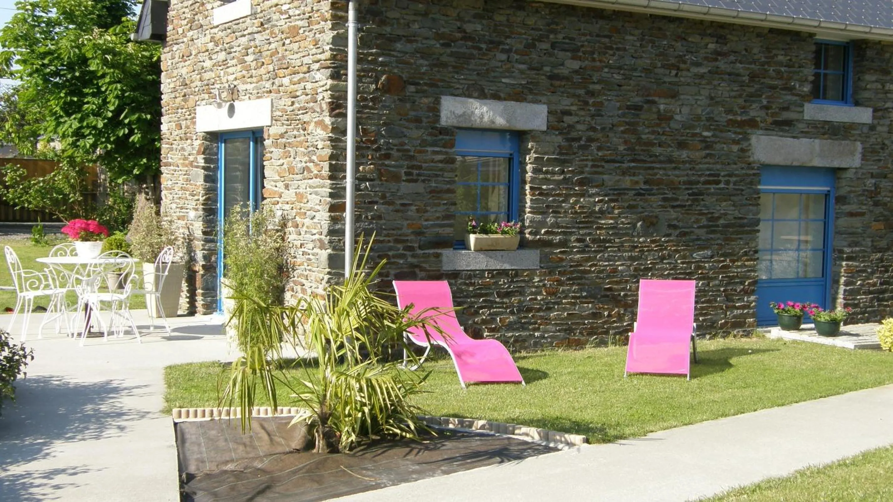 Patio in La Bastide du Moulin - Mont St Michel
