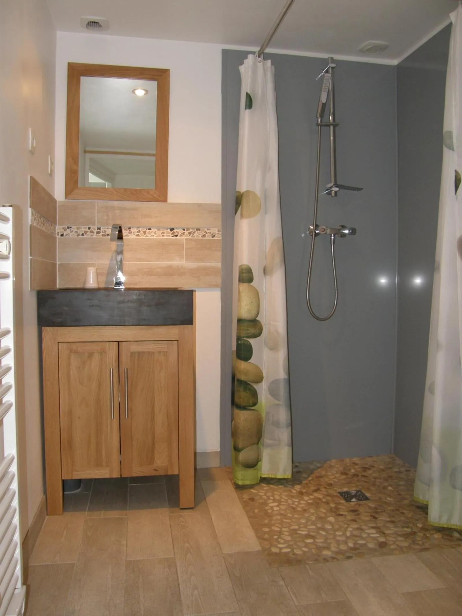 Bathroom in La Bastide du Moulin - Mont St Michel