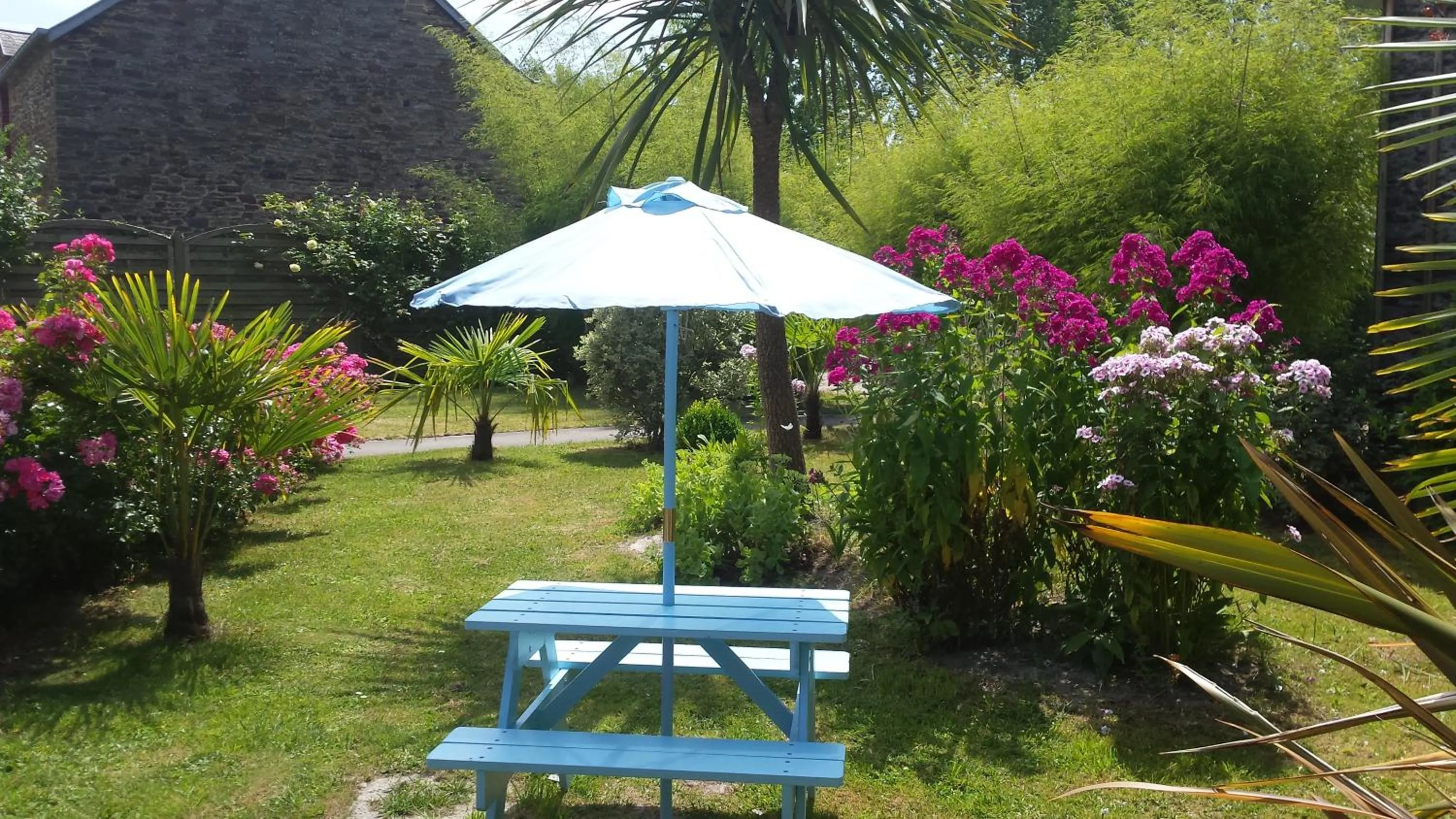 Garden in La Bastide du Moulin - Mont St Michel
