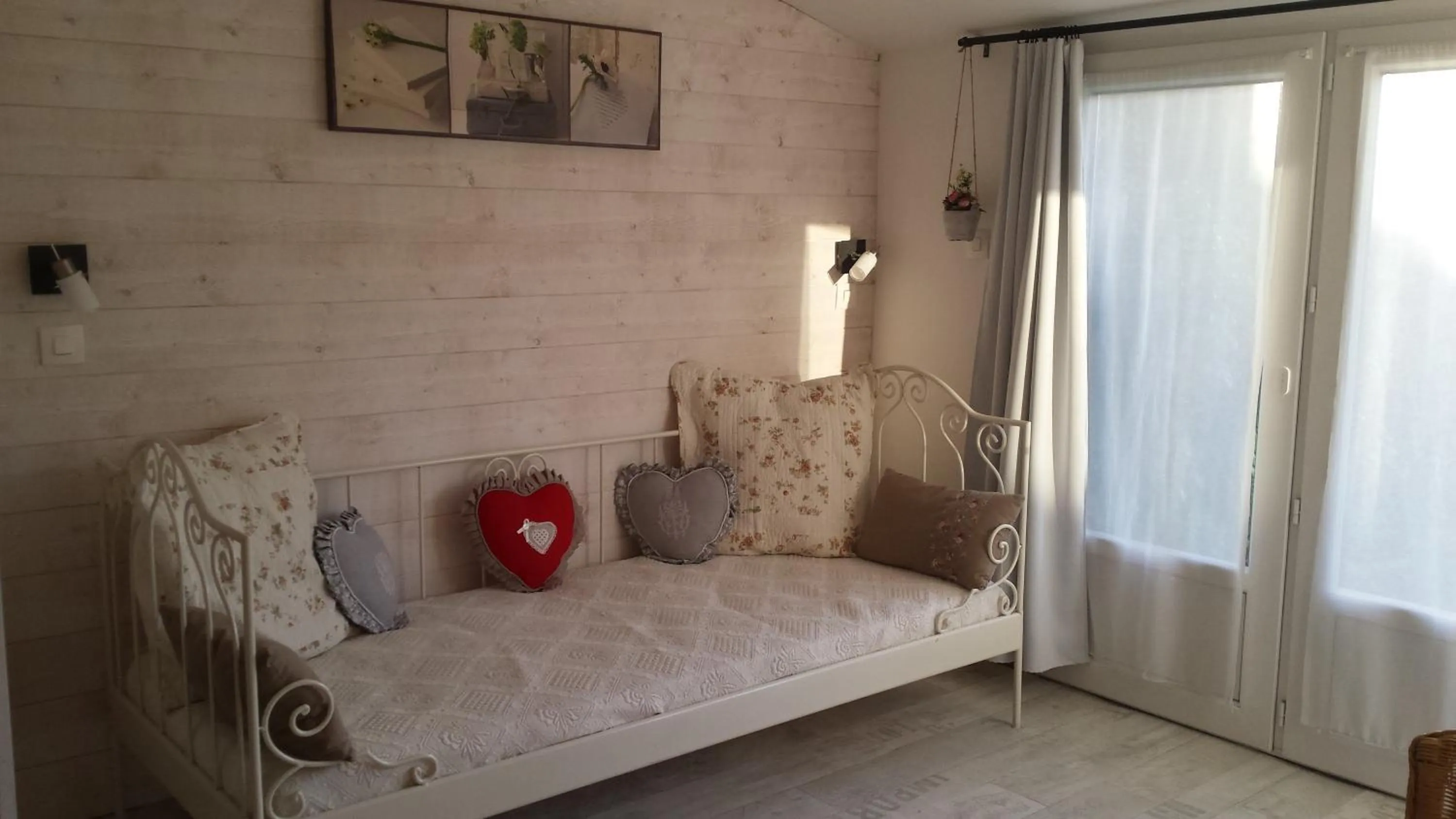 Living room, Bed in La Bastide du Moulin - Mont St Michel