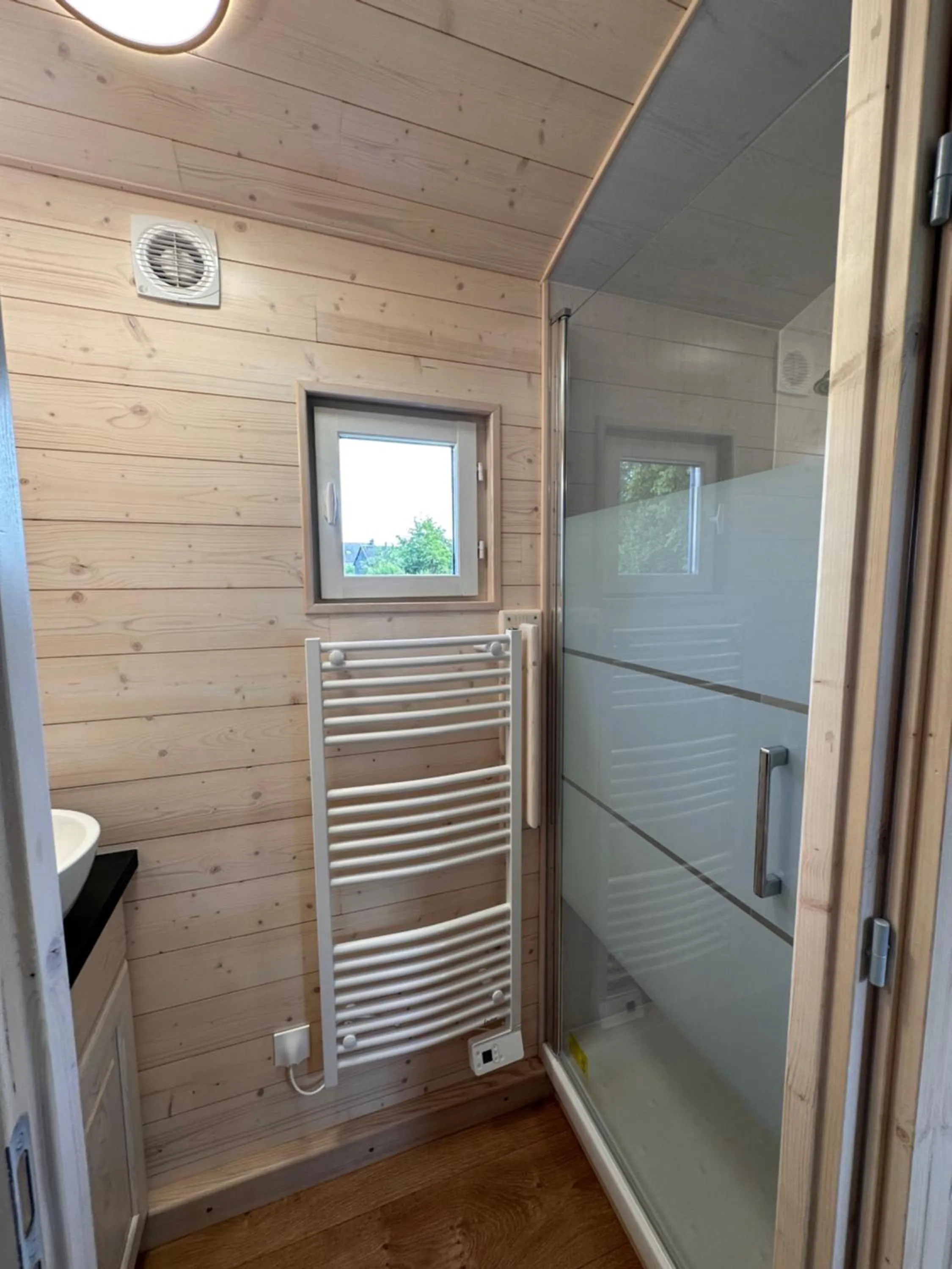 Shower in La Bastide du Moulin - Mont St Michel