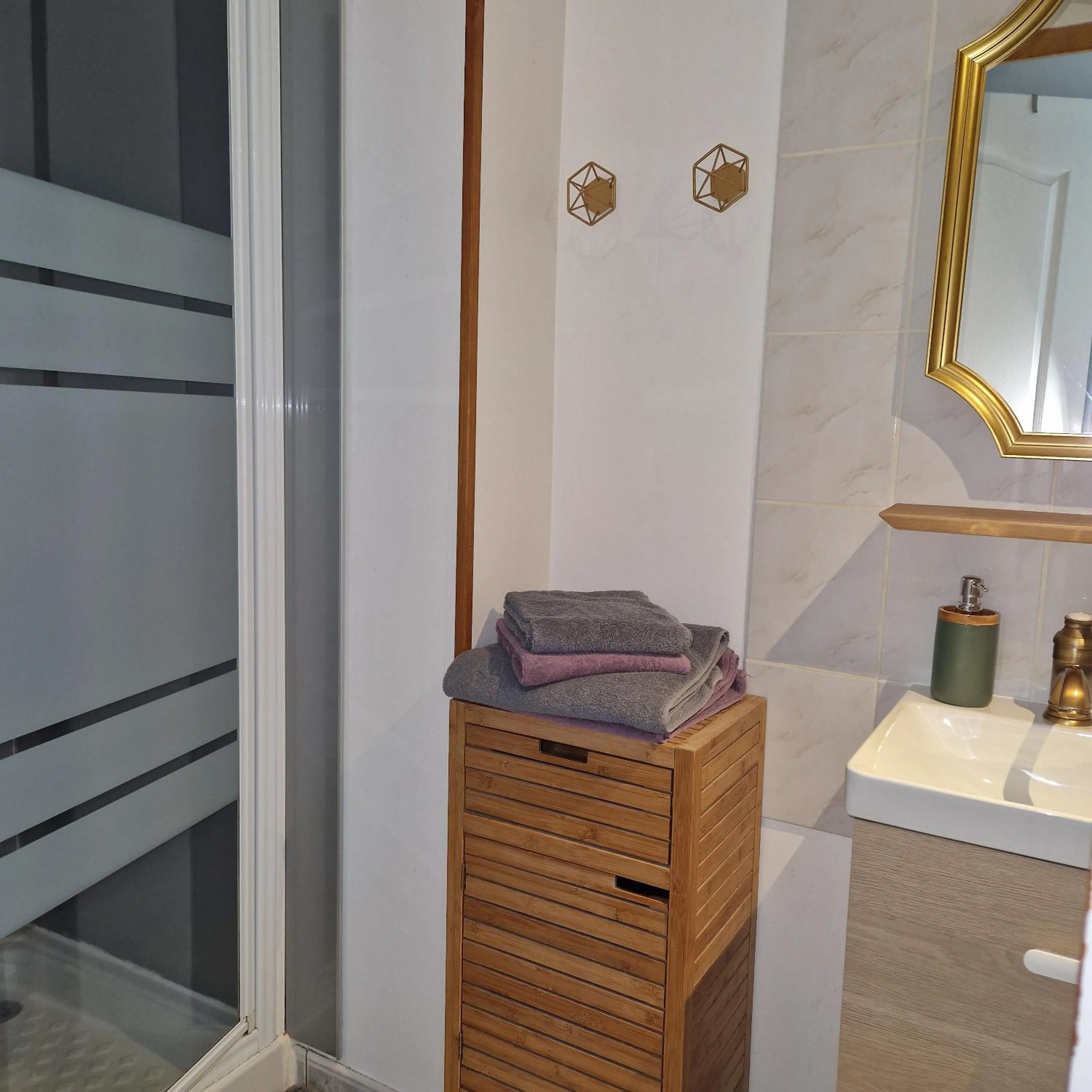 Shower in La Bastide du Moulin - Mont St Michel