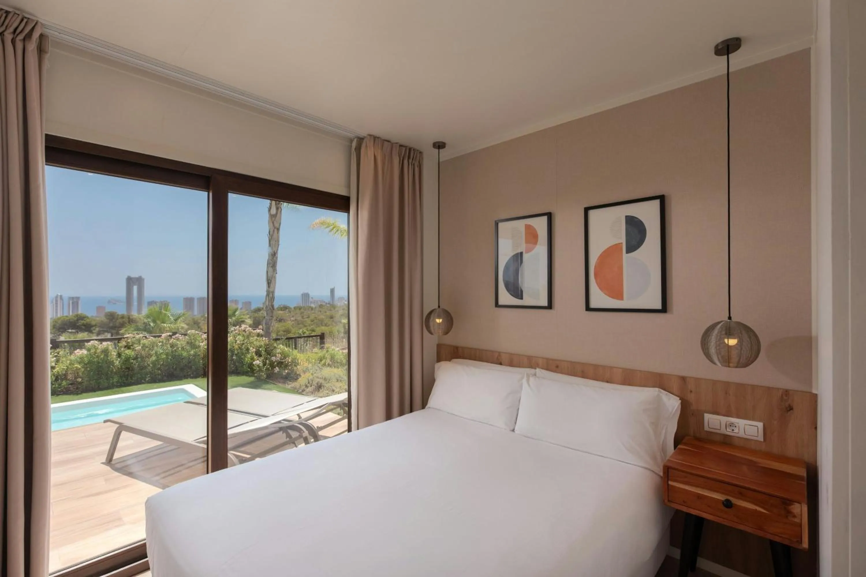 Swimming pool, Bed in Four Points by Sheraton Costa Blanca Villas