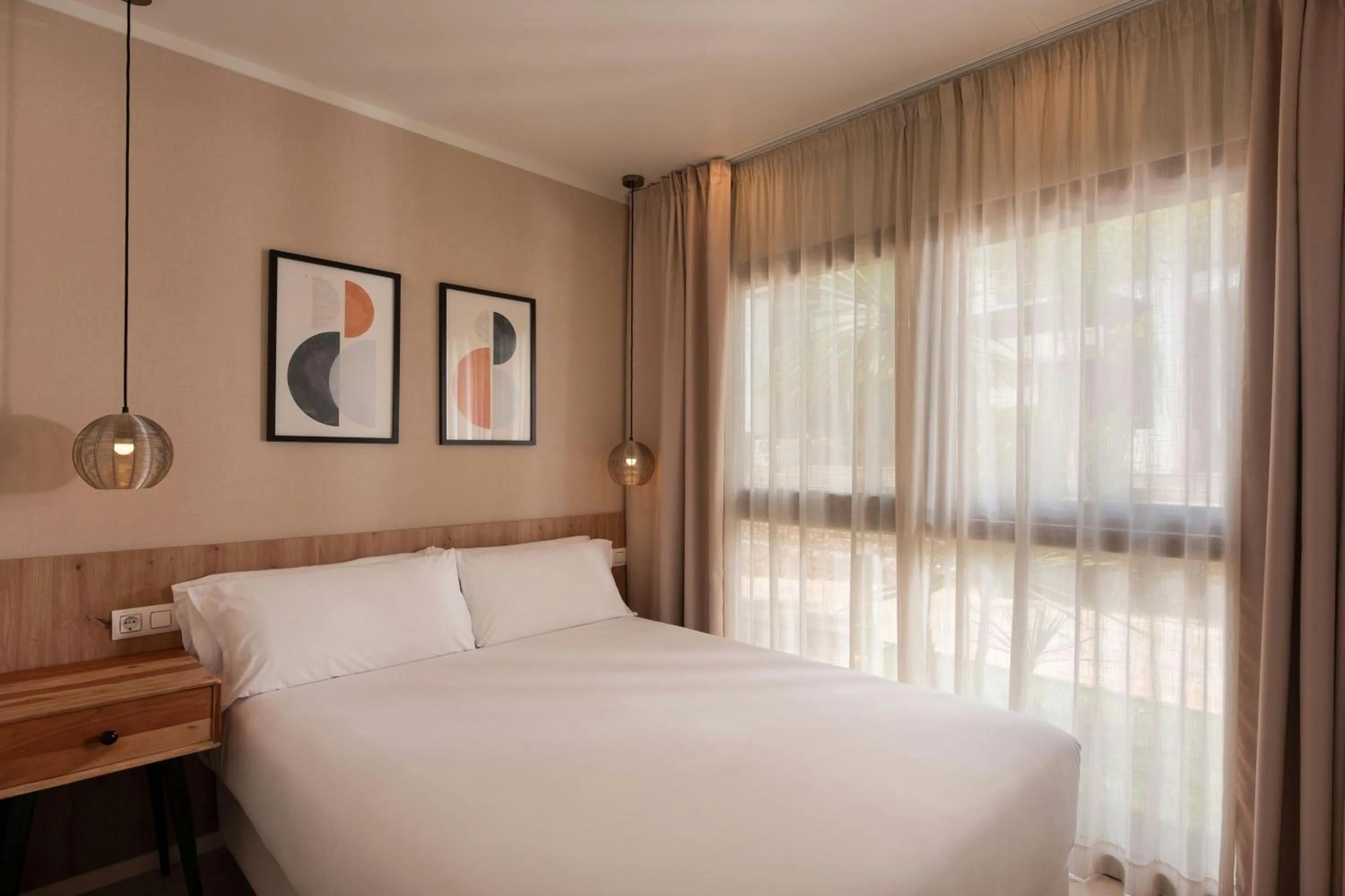 Swimming pool, Bed in Four Points by Sheraton Costa Blanca Villas