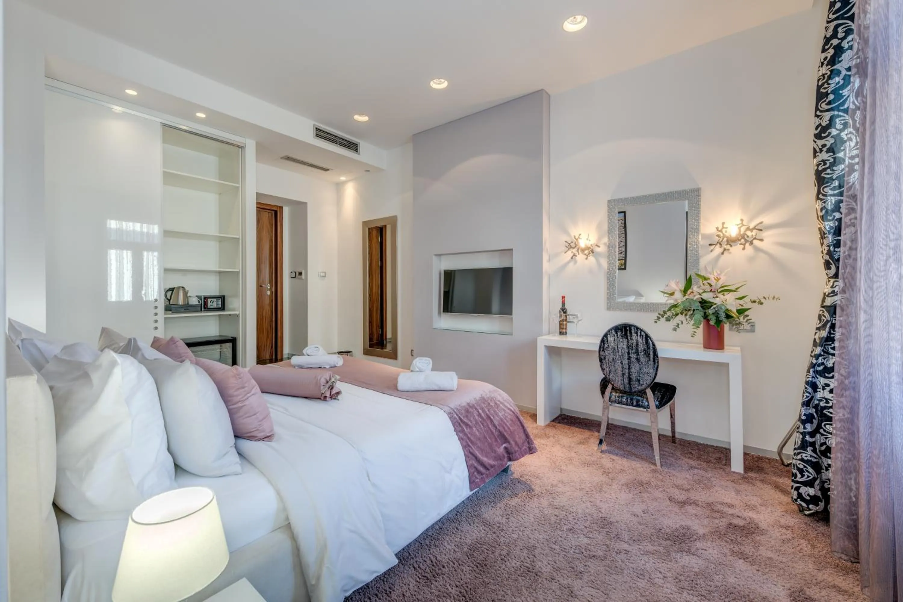 Bedroom, Bed in Starlight Luxury Rooms