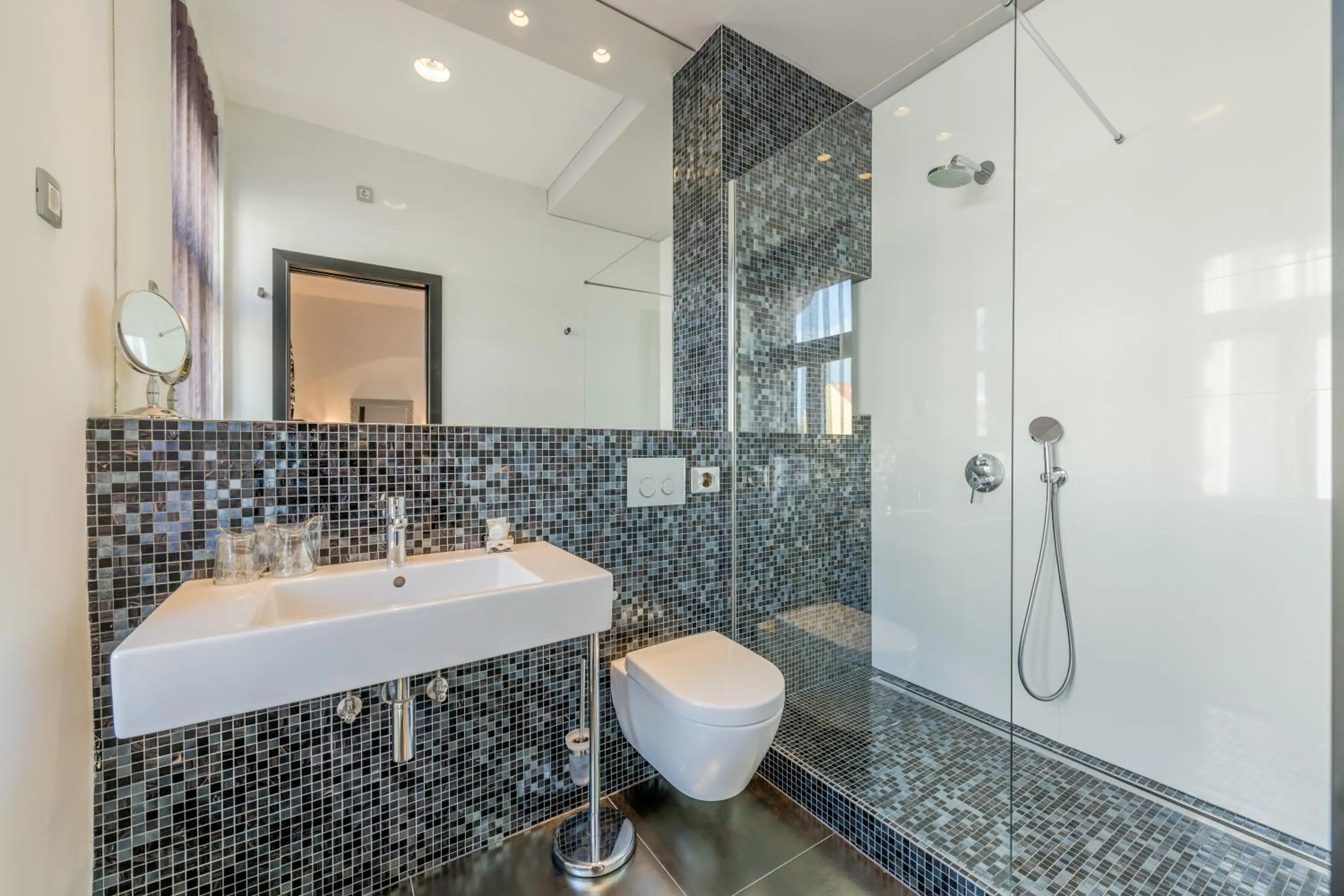 Toilet in Starlight Luxury Rooms