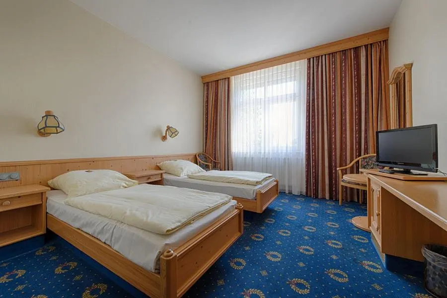 Photo of the whole room, Bed in Hotel Kronprinz Garni
