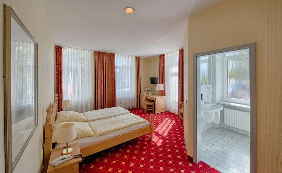 Bathroom, Bed in Hotel Kronprinz Garni