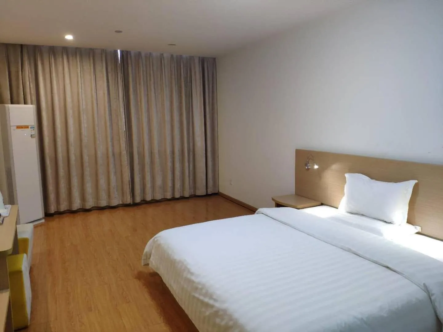 Bed in 7 Days Inn (Hangzhou Xiaoshan Airport West Gate)