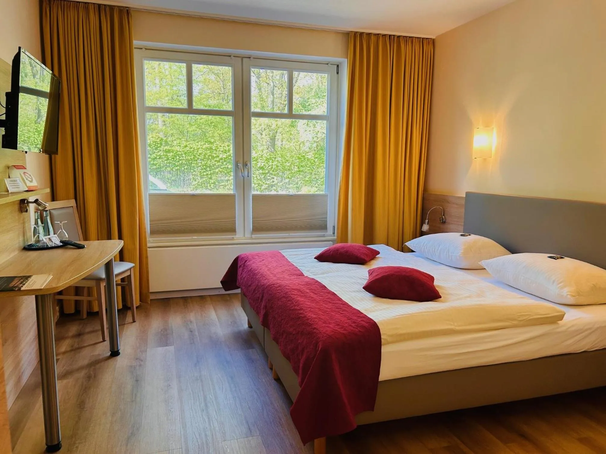 Photo of the whole room, Bed in Haags Hotel Niedersachsenhof