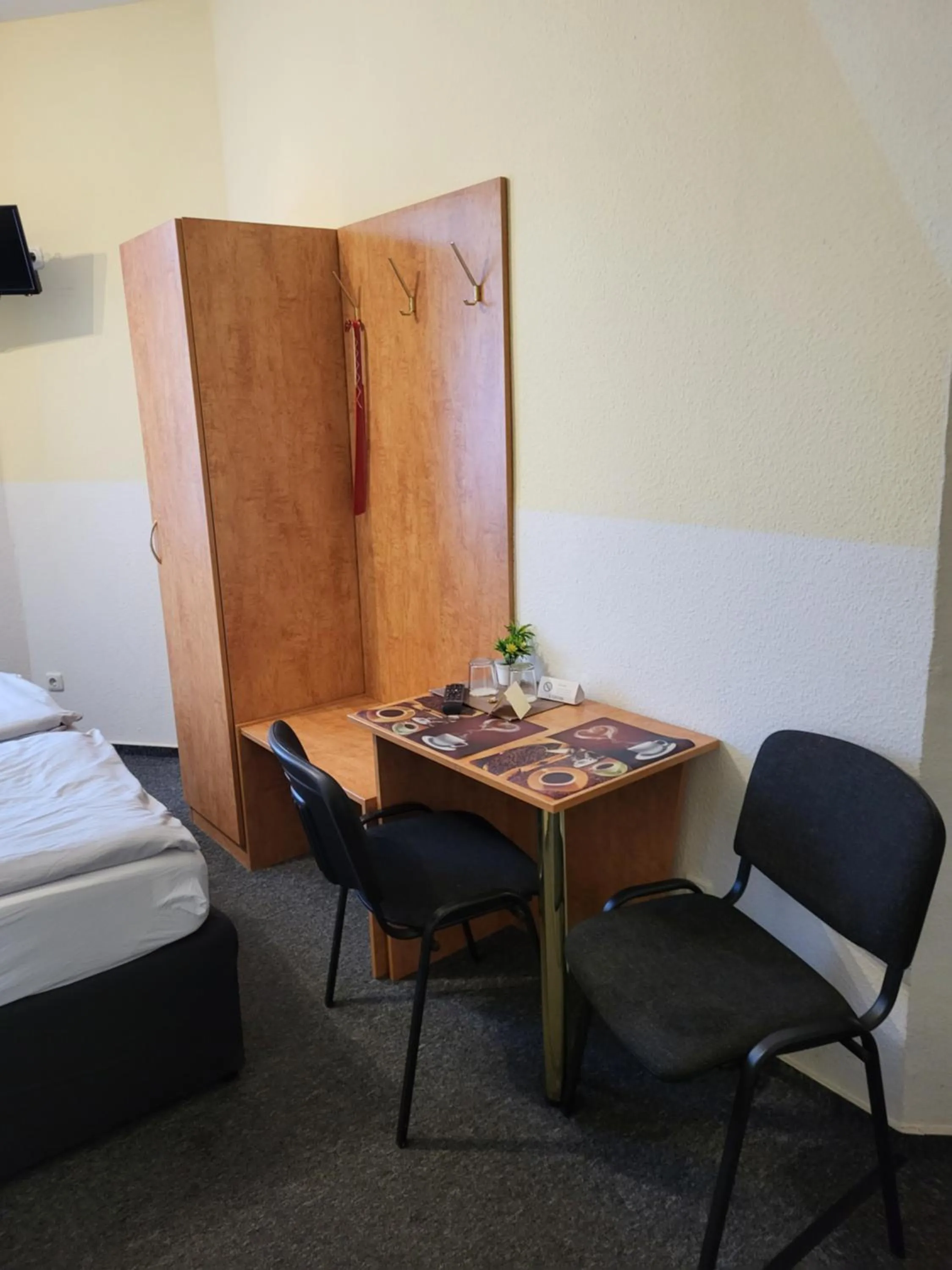 wardrobe, Bed in Pension Hubertus