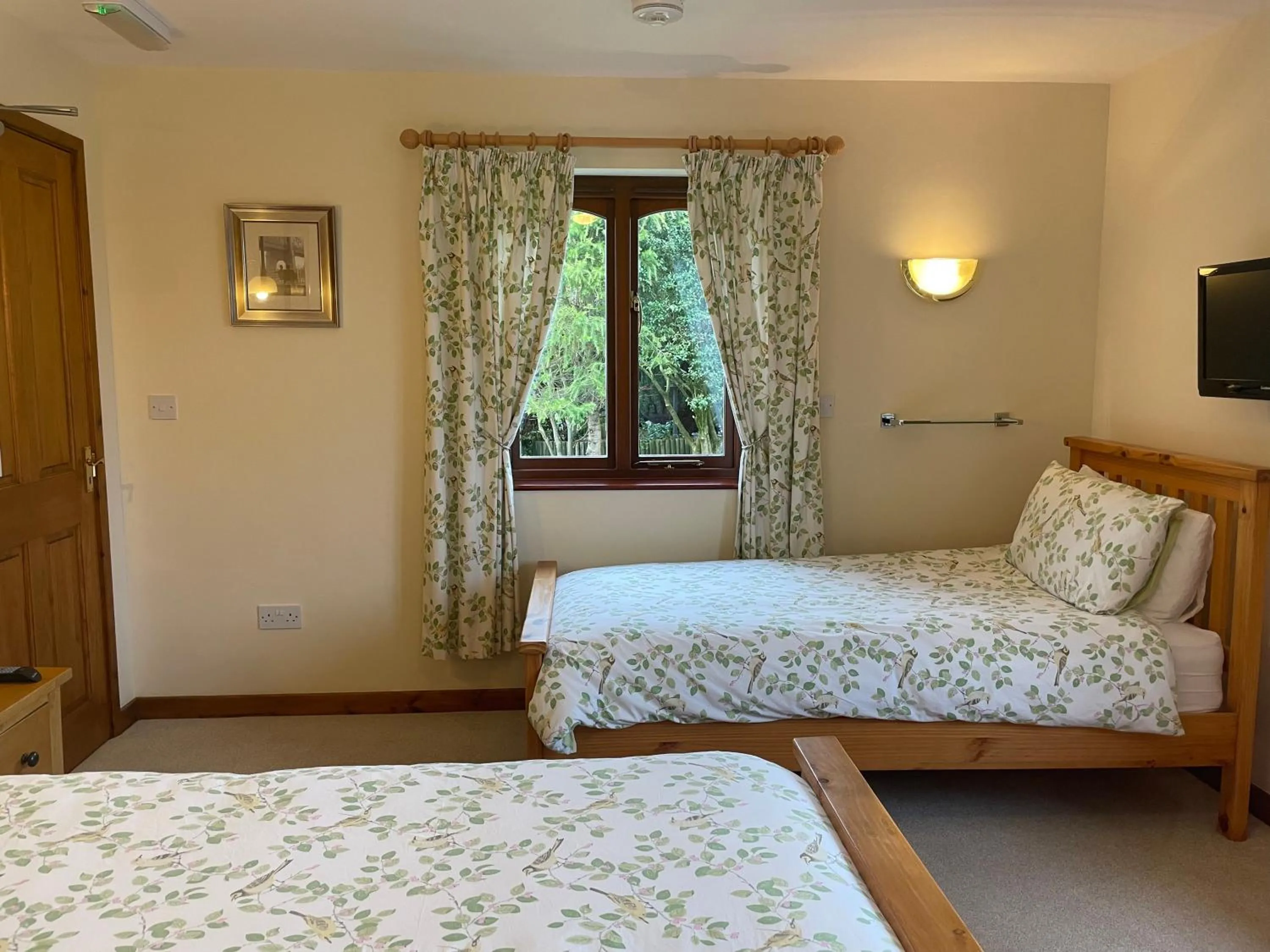 Classic Triple Room in Sunset House Bed and Breakfast