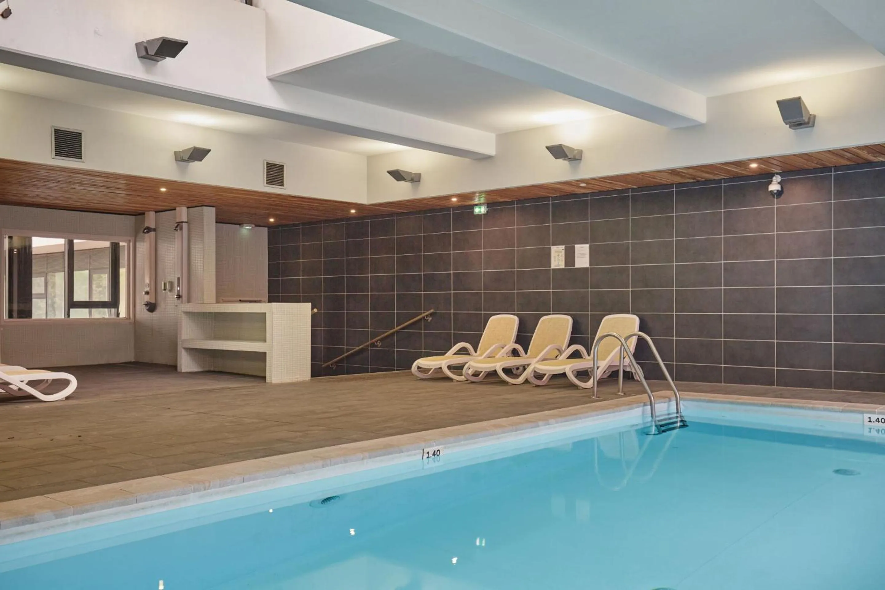 Swimming pool in Appart'hôtel Odalys City - Lyon Centre Confluence