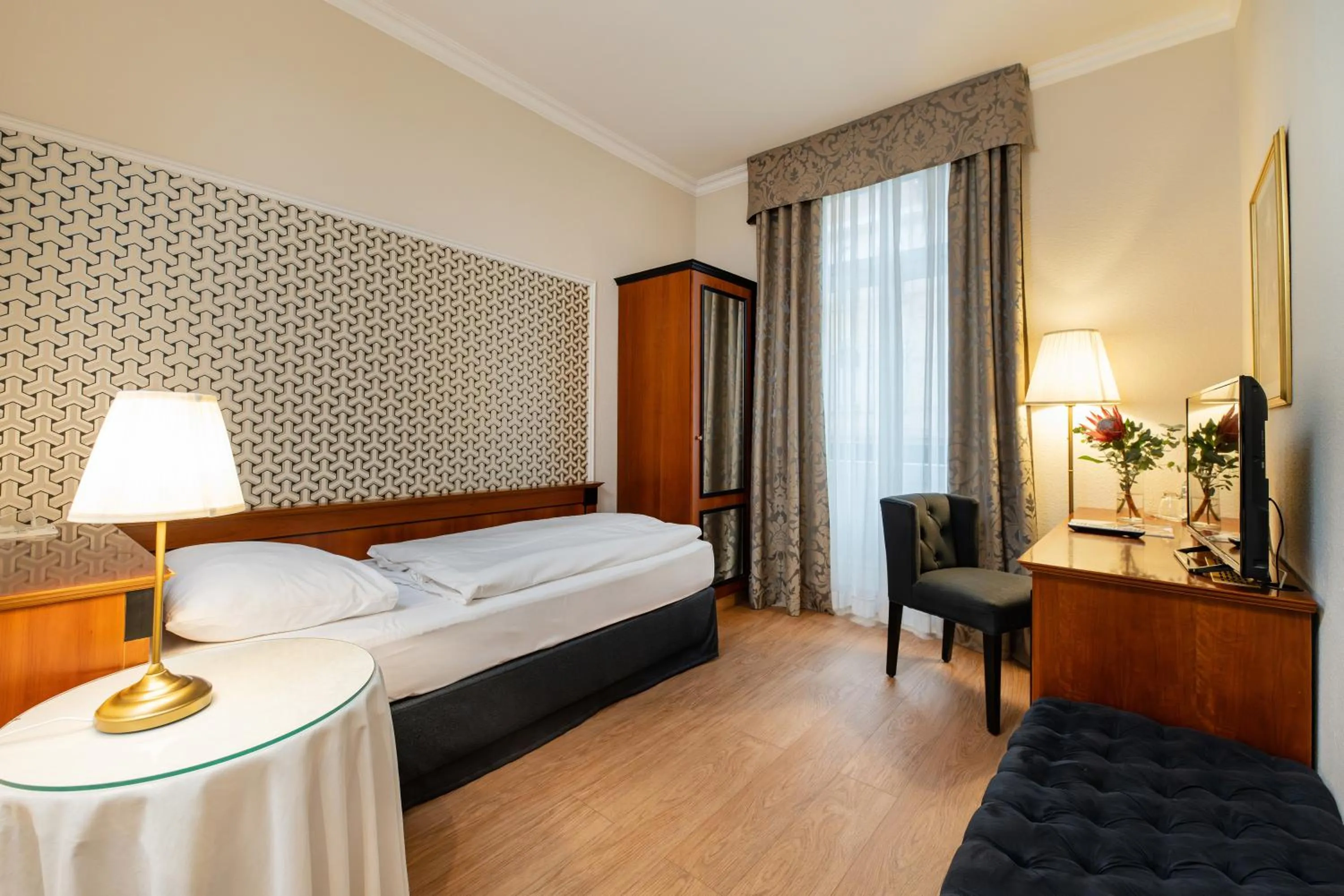 Photo of the whole room, Bed in Hotel Kaiserhof Eisenach