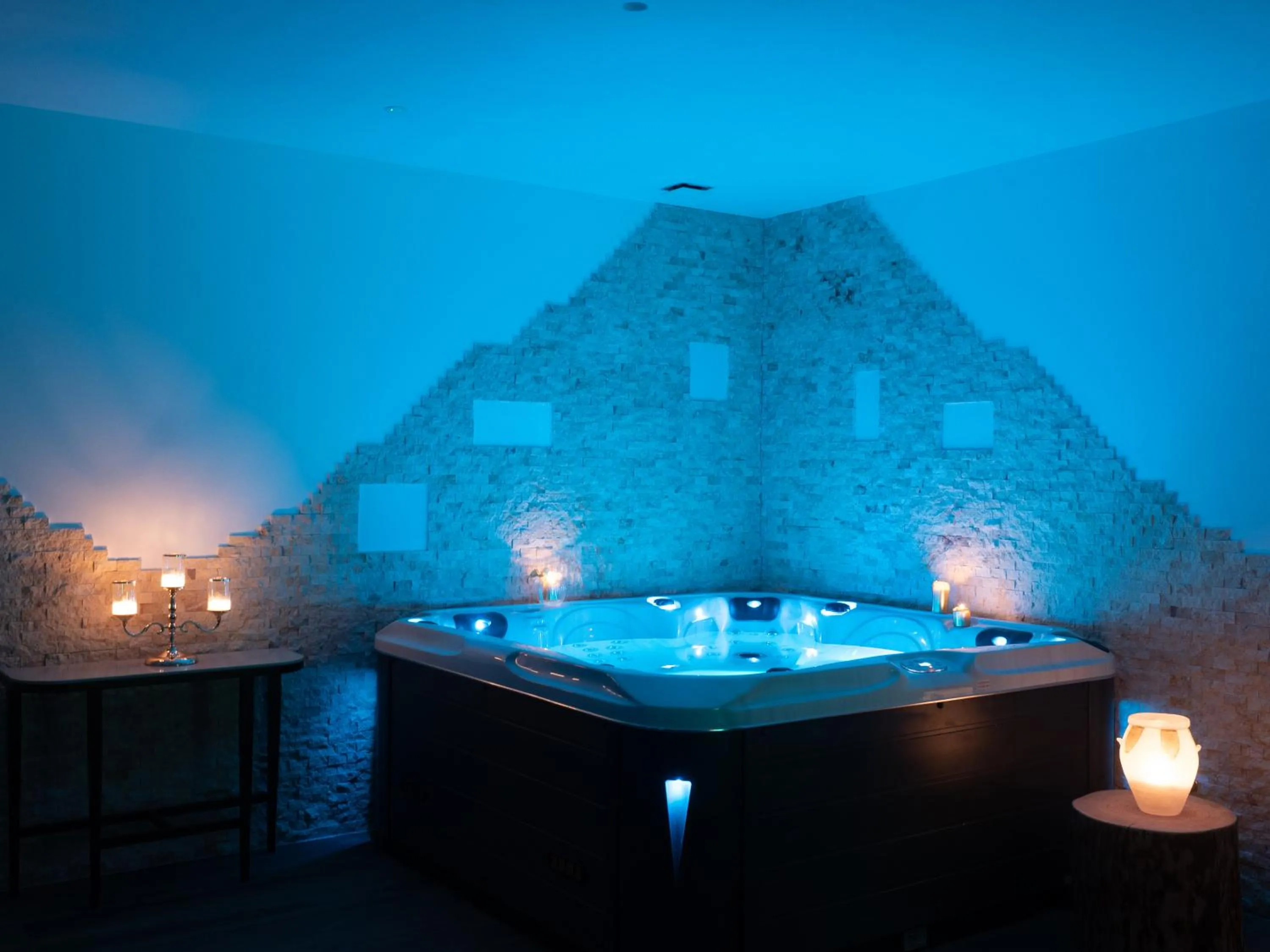 Hot Tub in Grand Hotel Impero - Wellness & Exclusive SPA