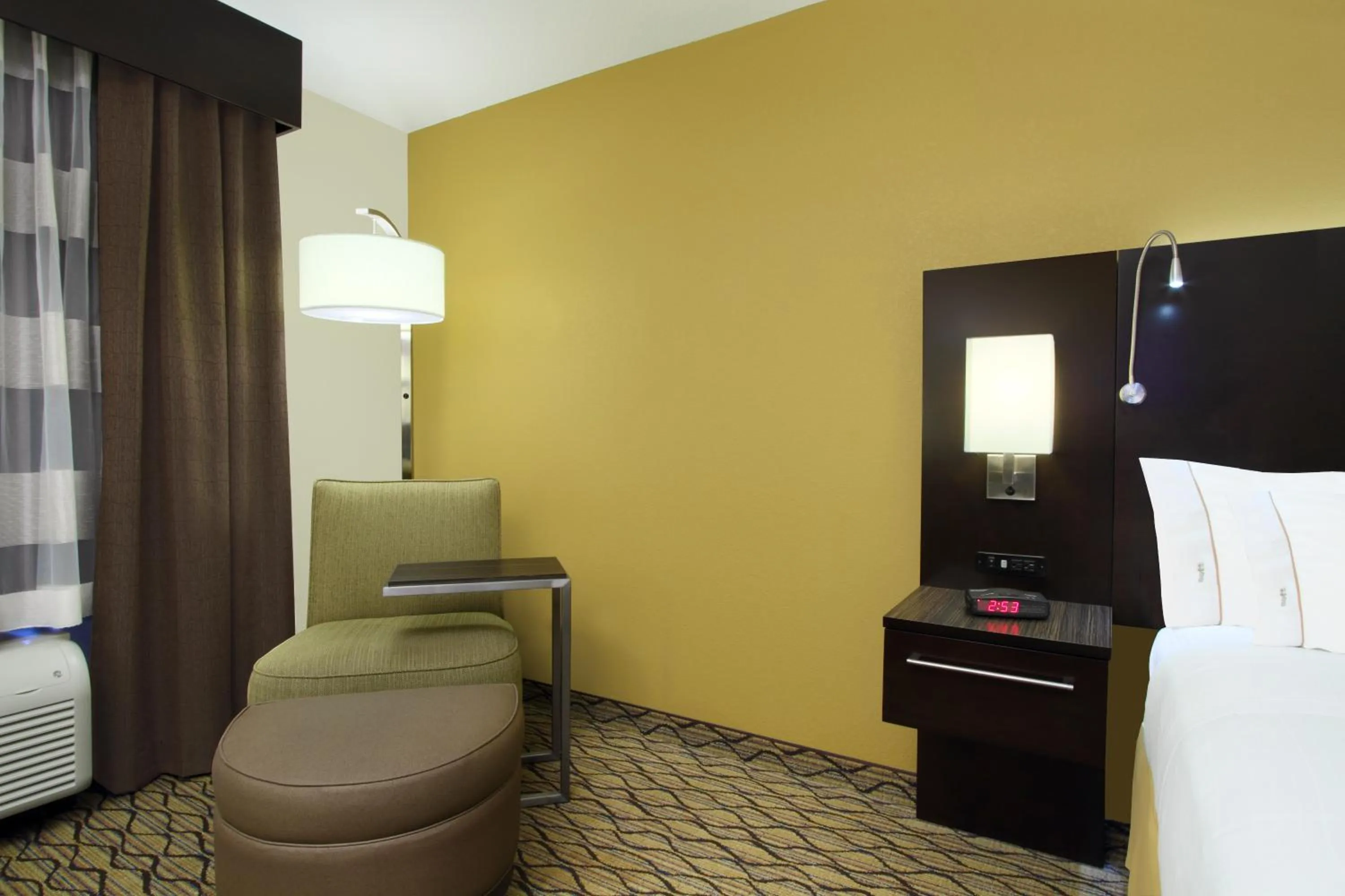 Seating area, Bed in Holiday Inn Express - Colorado Springs - First & Main by IHG