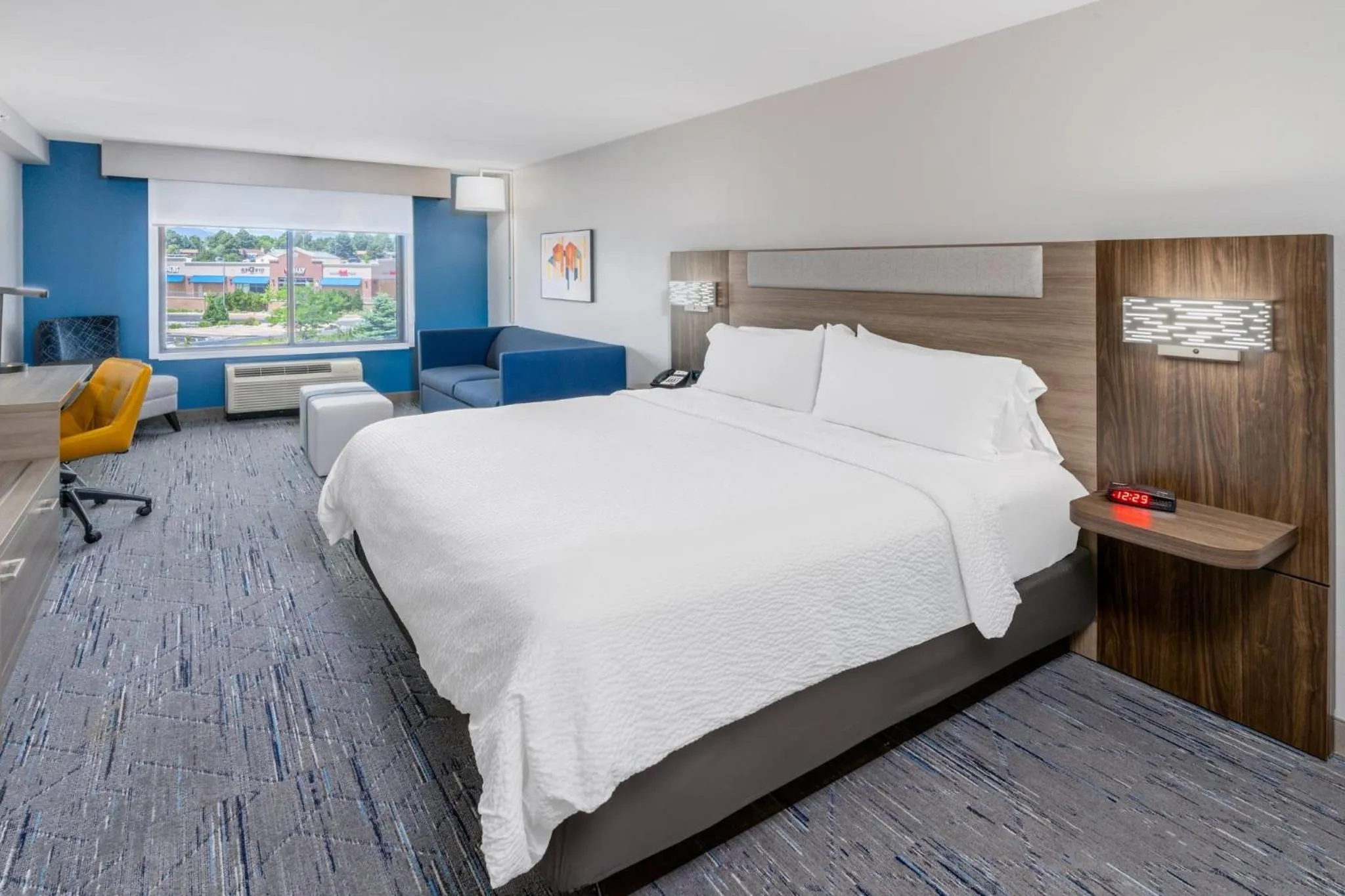 Photo of the whole room, Bed in Holiday Inn Express - Colorado Springs - First & Main by IHG