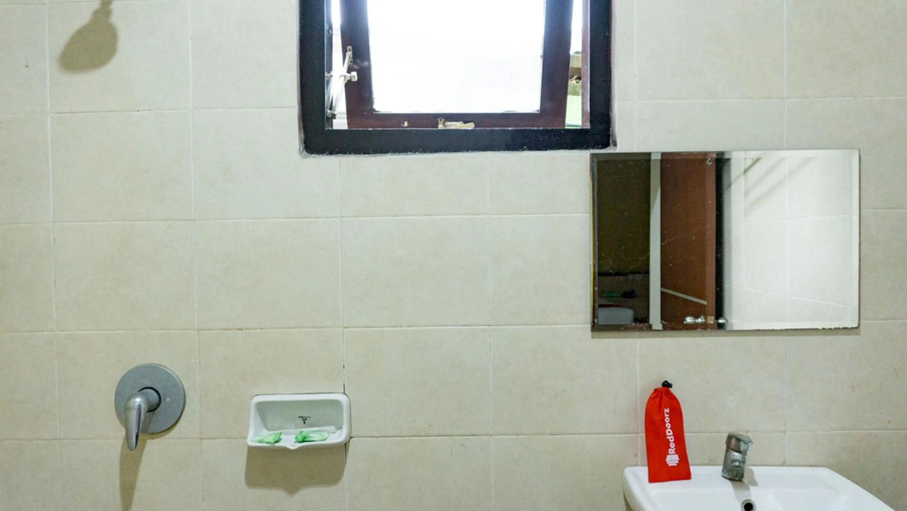 Bathroom in RedDoorz near Pelabuhan Jayapura