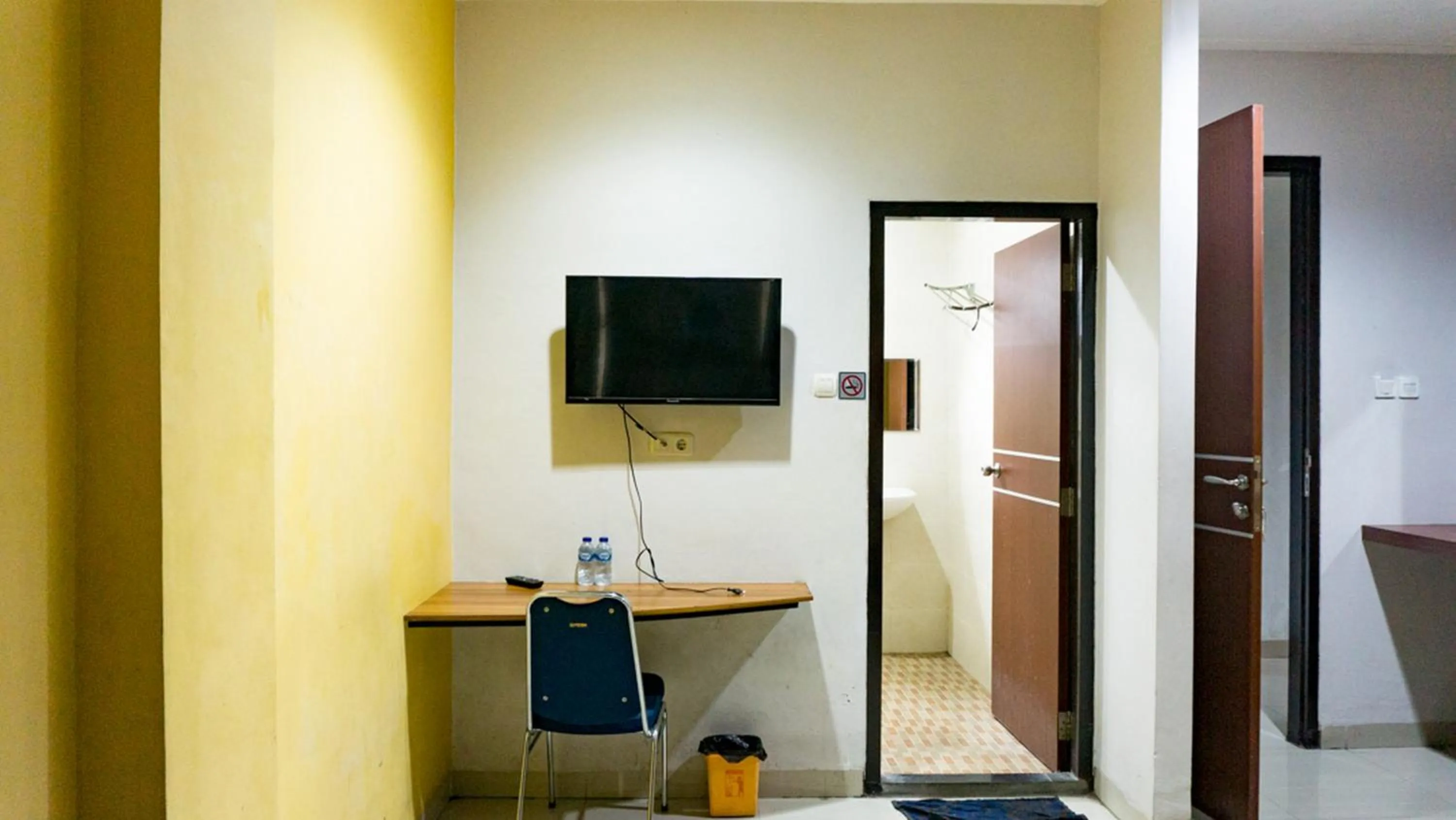 RedDoorz near Pelabuhan Jayapura